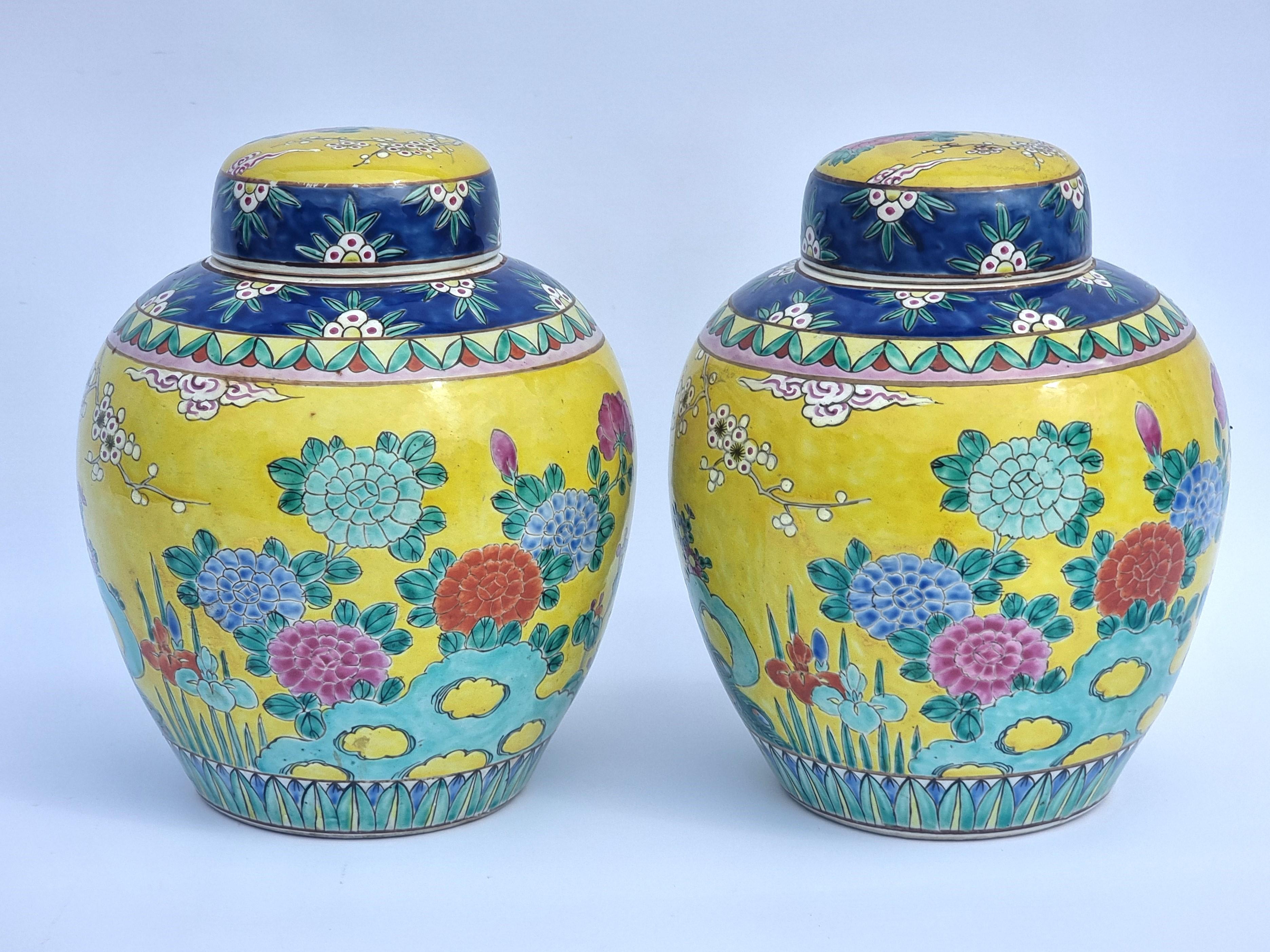 Fait main Une paire de couleurs  pots de gingembre chinois peints à la main avec couvercles circa 1930 en vente