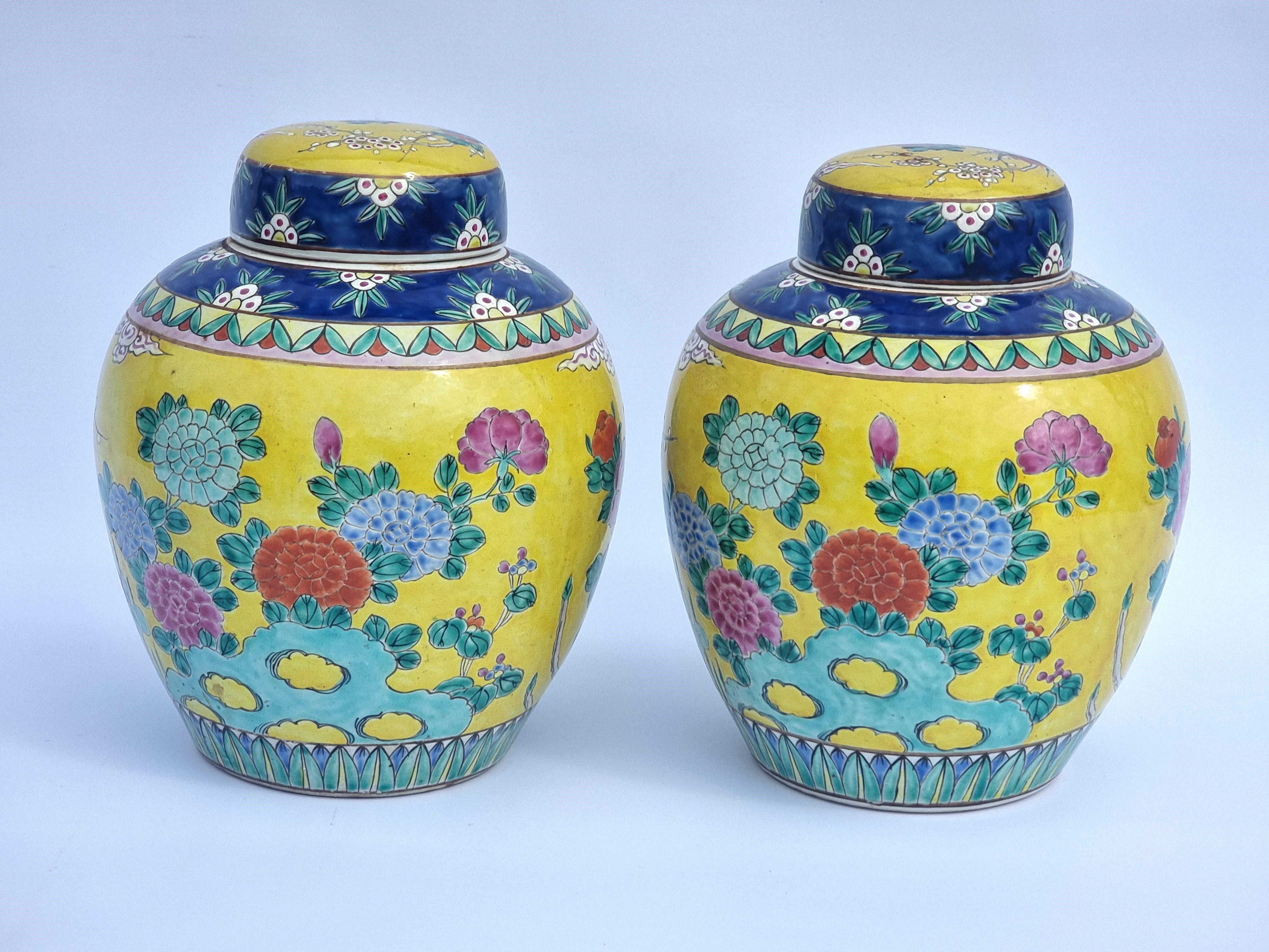 Une paire de couleurs  pots de gingembre chinois peints à la main avec couvercles circa 1930 Bon état - En vente à Central England, GB
