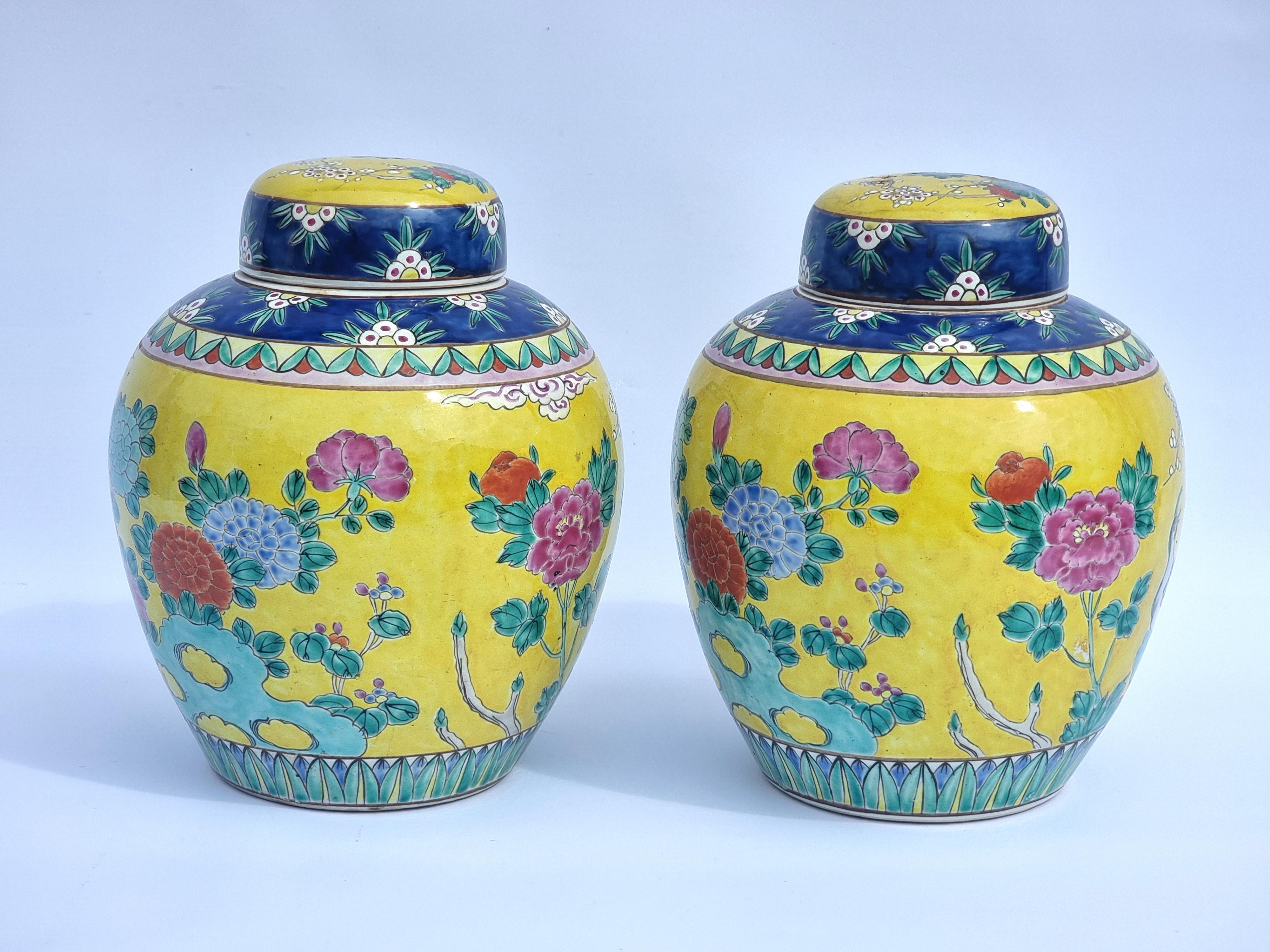 20ième siècle Une paire de couleurs  pots de gingembre chinois peints à la main avec couvercles circa 1930 en vente