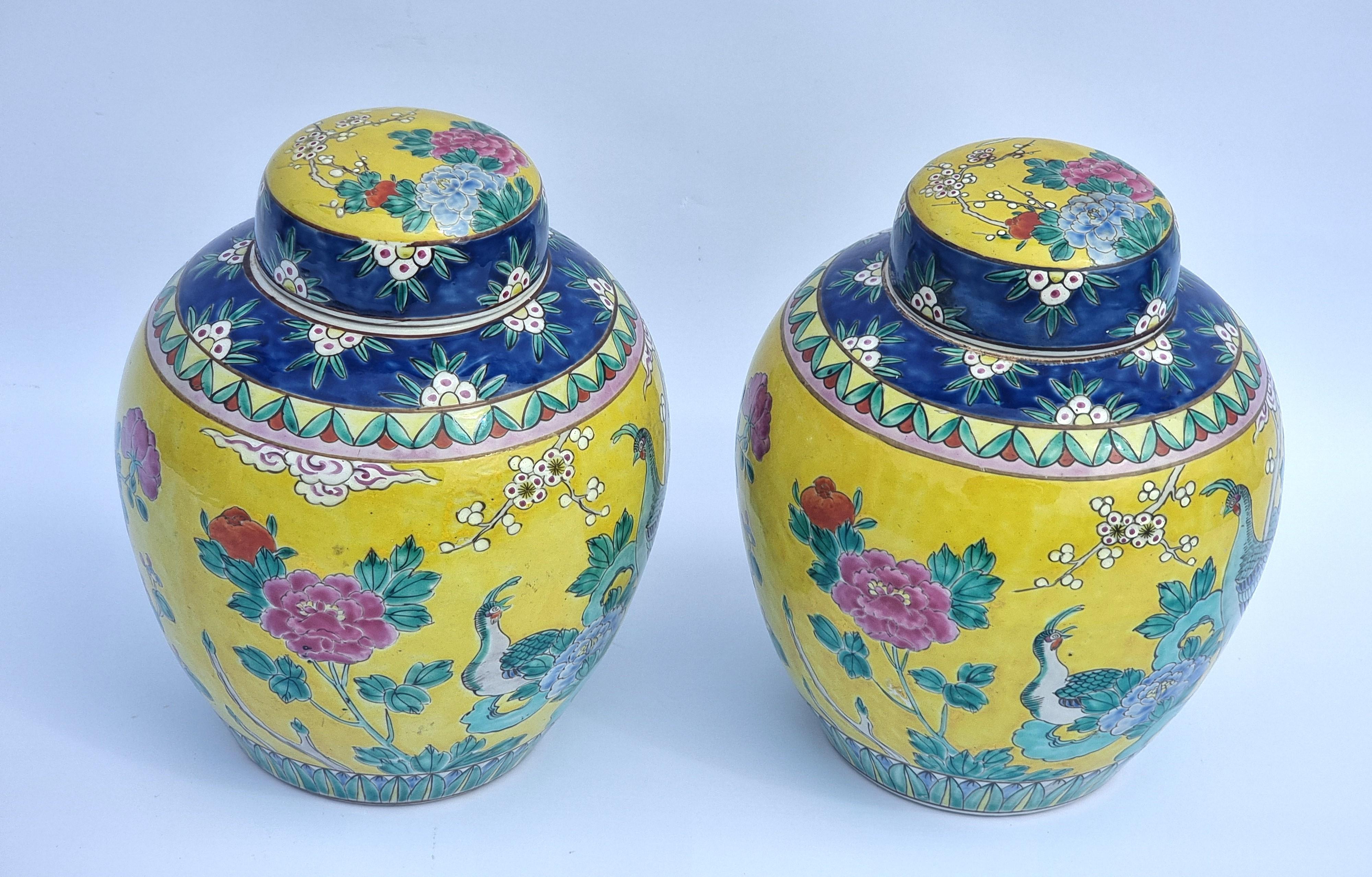 Porcelaine Une paire de couleurs  pots de gingembre chinois peints à la main avec couvercles circa 1930 en vente