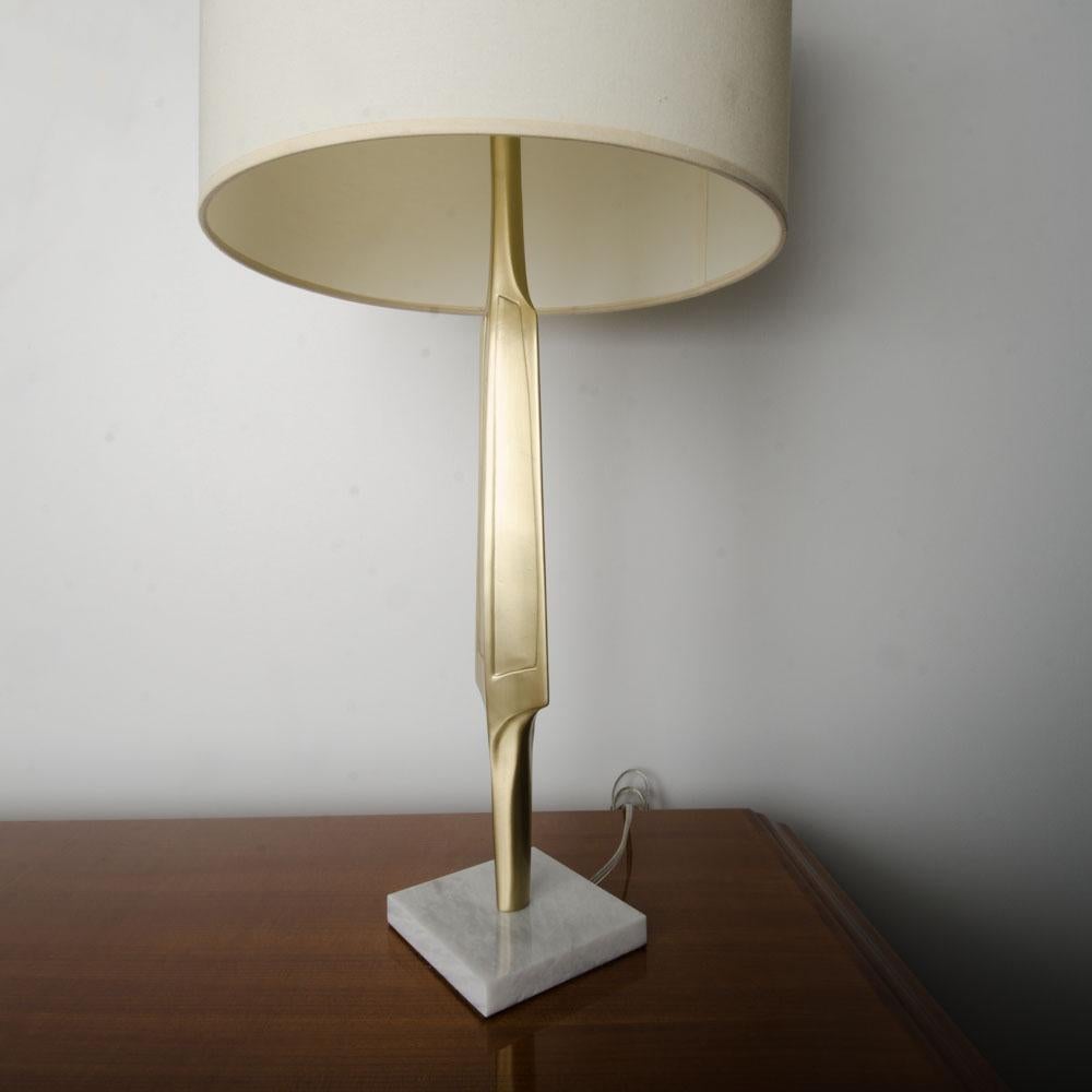 Pair of Contemporary Brass Lamps on Square Marble Bases In Good Condition For Sale In Philadelphia, PA
