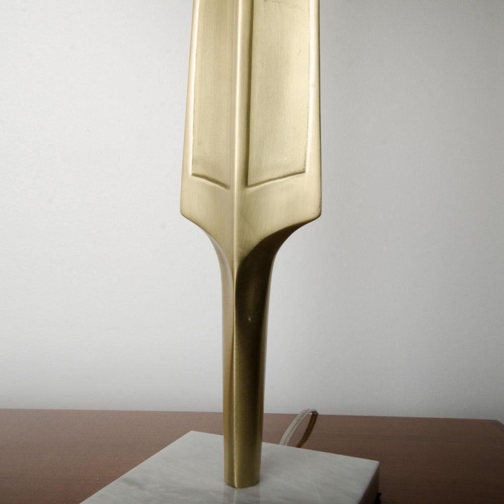 Coppia di lampade contemporanee in ottone su basi quadrate in marmo in vendita 1
