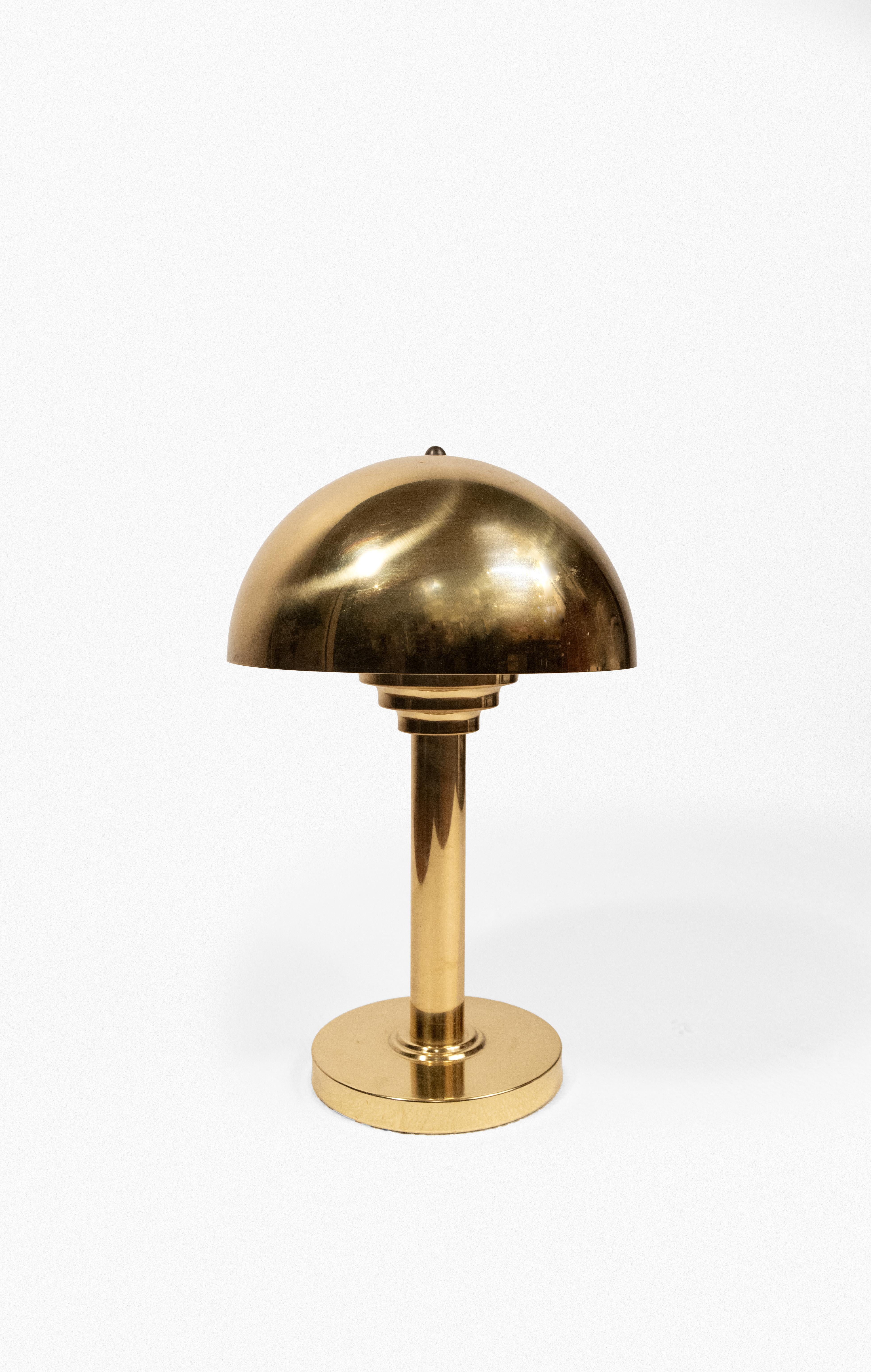 Dieses auffällige Paar Tischlampen, das WSB Germany zugeschrieben wird und in den 1970er Jahren hergestellt wurde, spiegelt ein vom Art déco inspiriertes Design mit einem zeitgenössischen Touch wider. Mit ihren halbrunden Schirmen aus poliertem