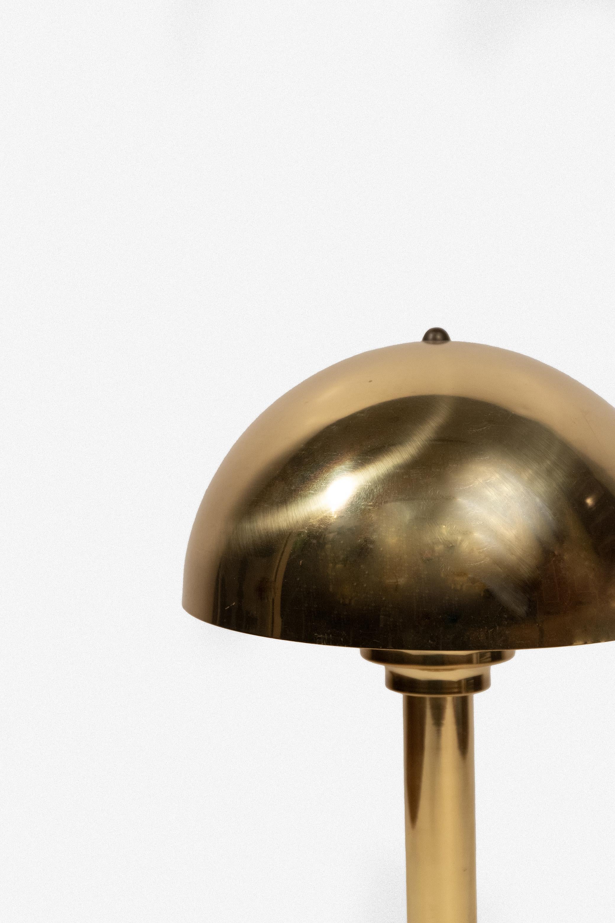 A Pair of Contemporary Design Brass Table Lamps with Dome Shades im Zustand „Gut“ im Angebot in New York, NY