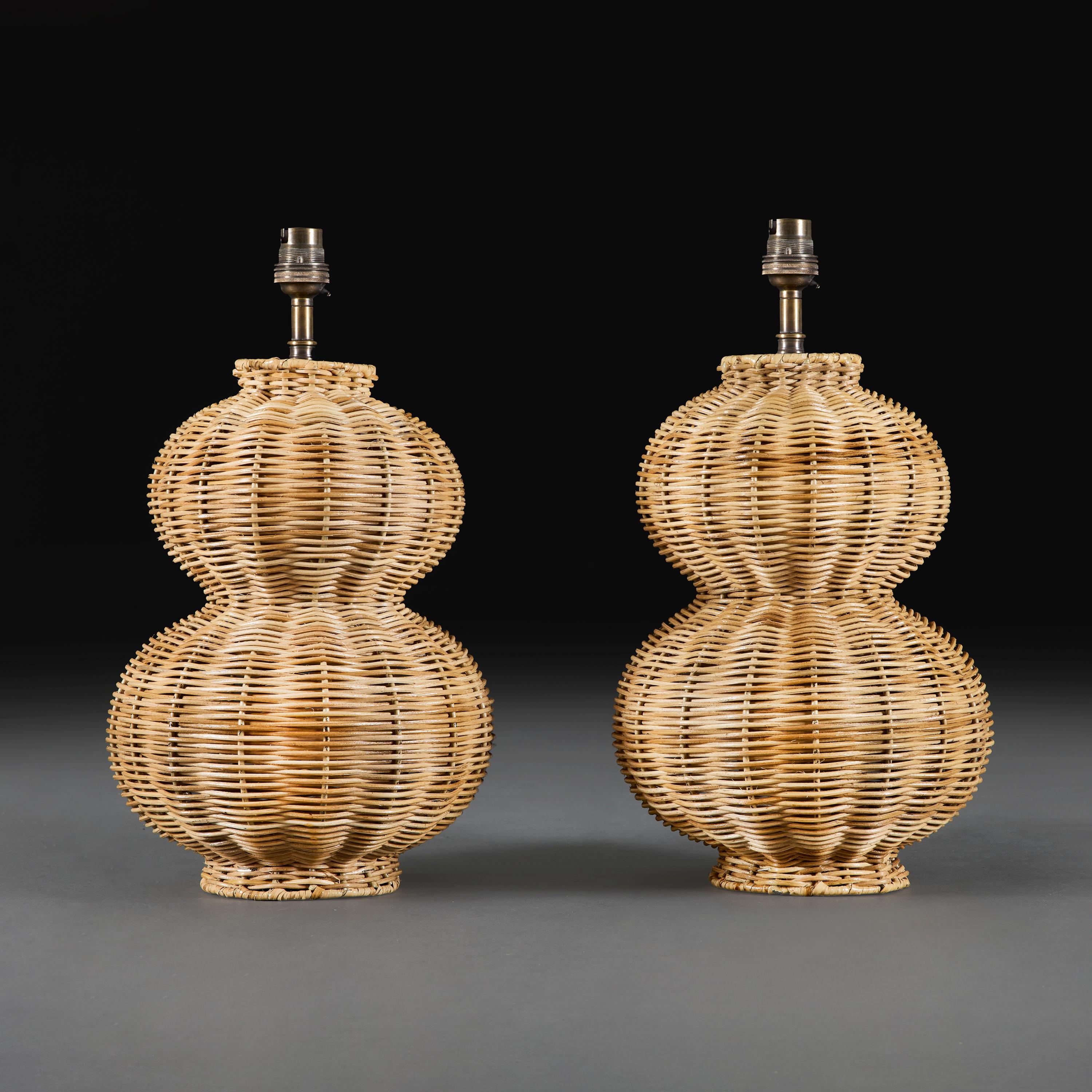 Anglais Paire de lampes contemporaines en rotin tressé à double gourde en vente