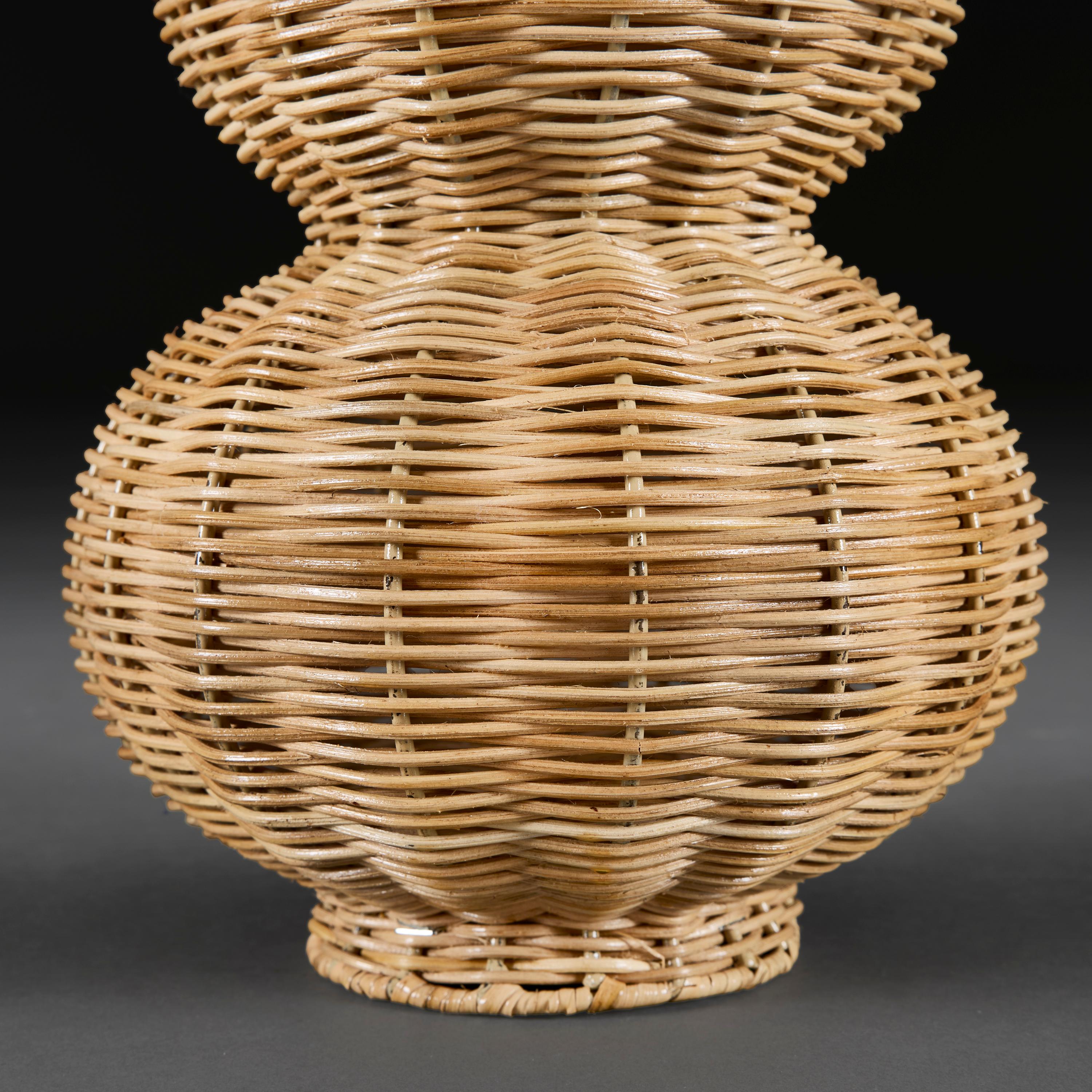 XXIe siècle et contemporain Paire de lampes contemporaines en rotin tressé à double gourde en vente