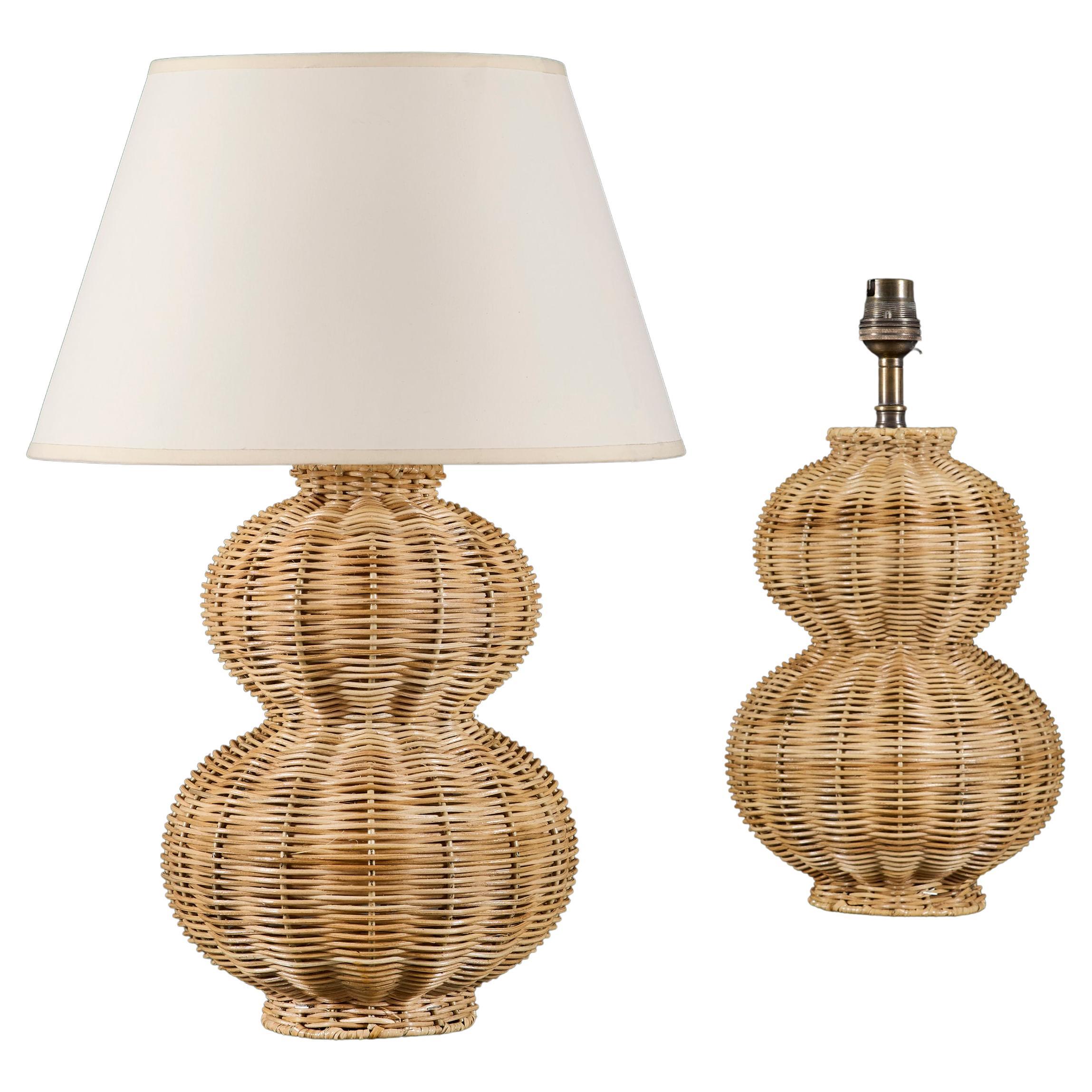 Paire de lampes contemporaines en rotin tressé à double gourde en vente