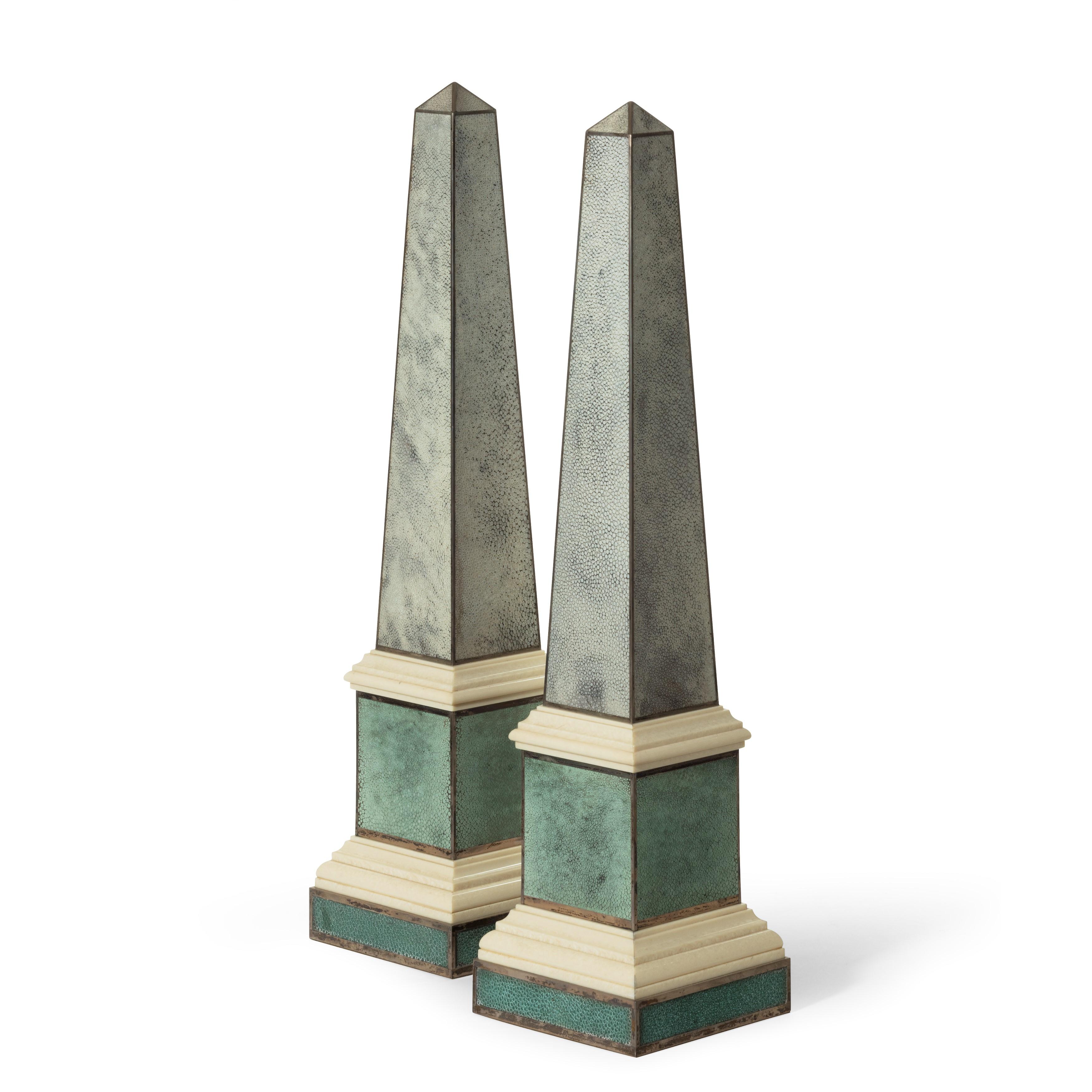 Paar zeitgenössische graue und aquamarinfarbene Obelisken aus Chagrin und Obelisken (Englisch) im Angebot