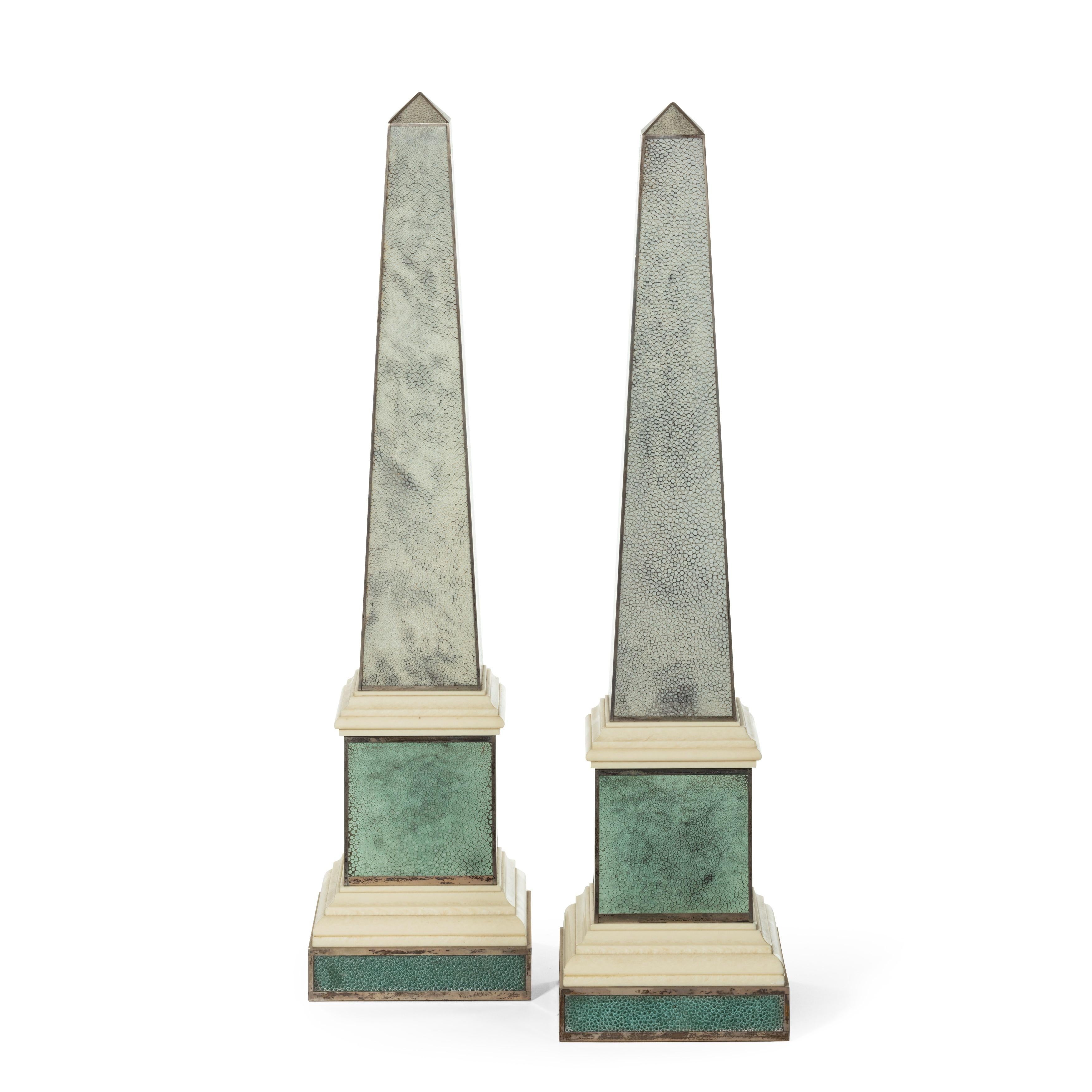 Paar zeitgenössische graue und aquamarinfarbene Obelisken aus Chagrin und Obelisken im Zustand „Gut“ im Angebot in Lymington, Hampshire