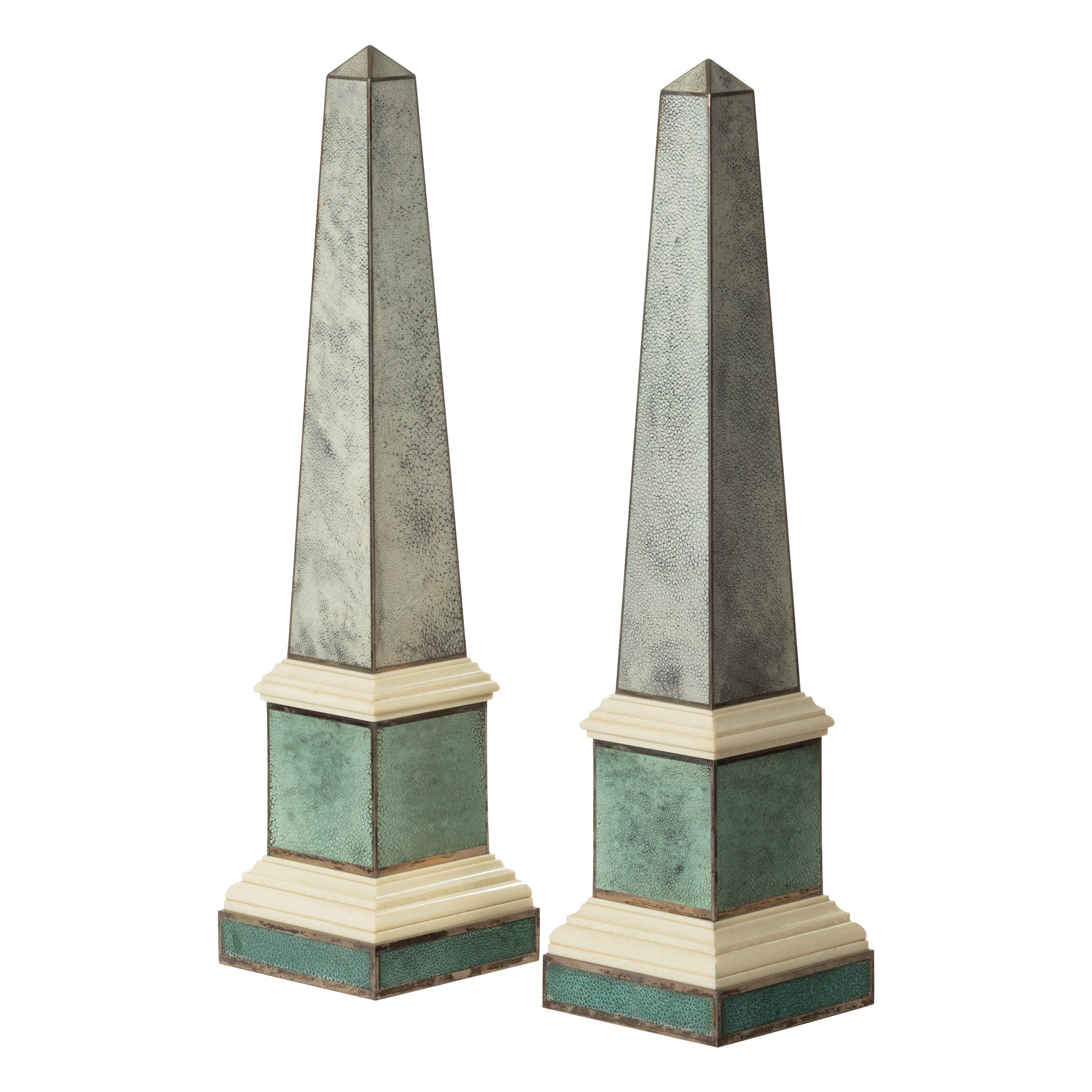 Paar zeitgenössische graue und aquamarinfarbene Obelisken aus Chagrin und Obelisken