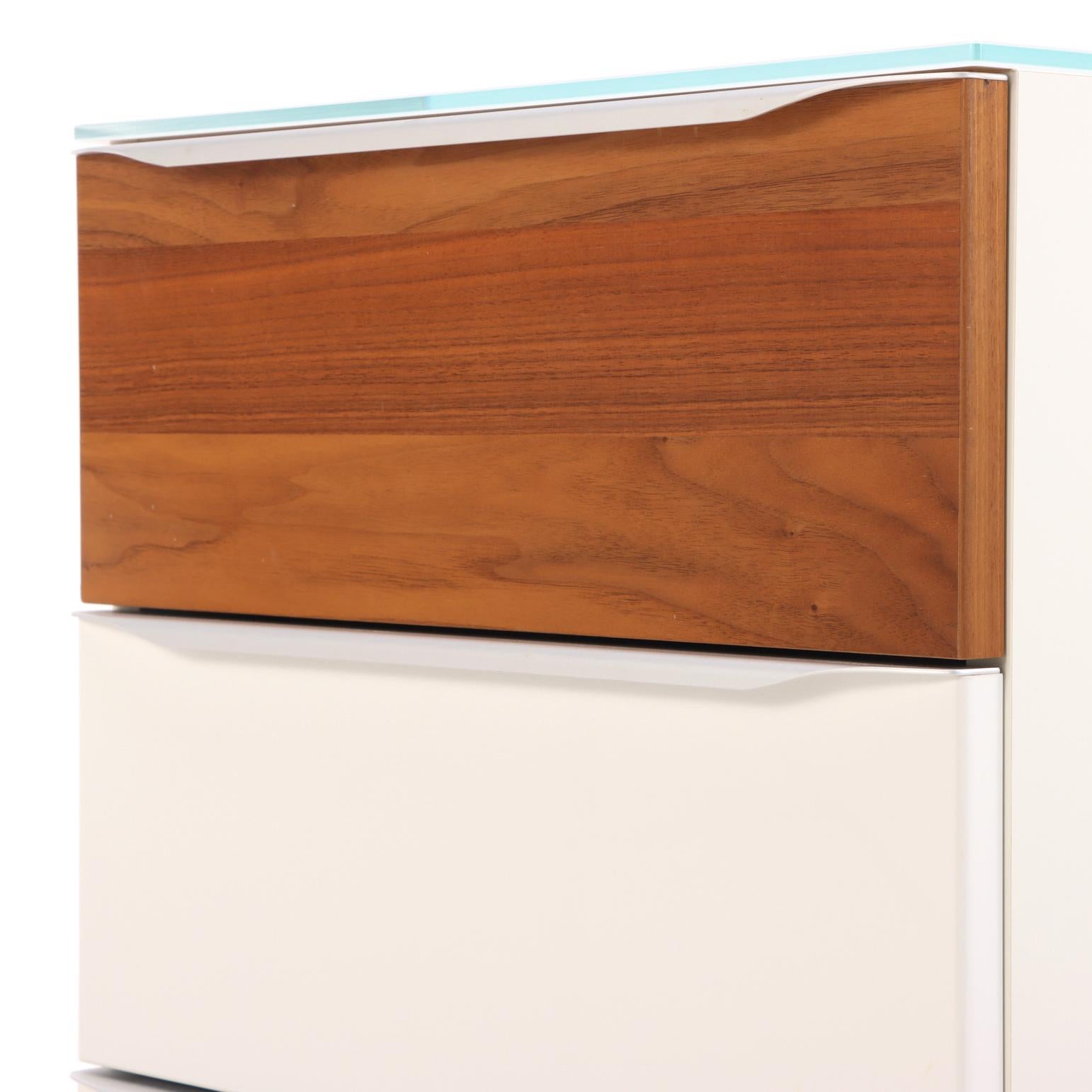 Minimaliste Paire de tables de nuit contemporaines en laque blanche Hülsta. en vente
