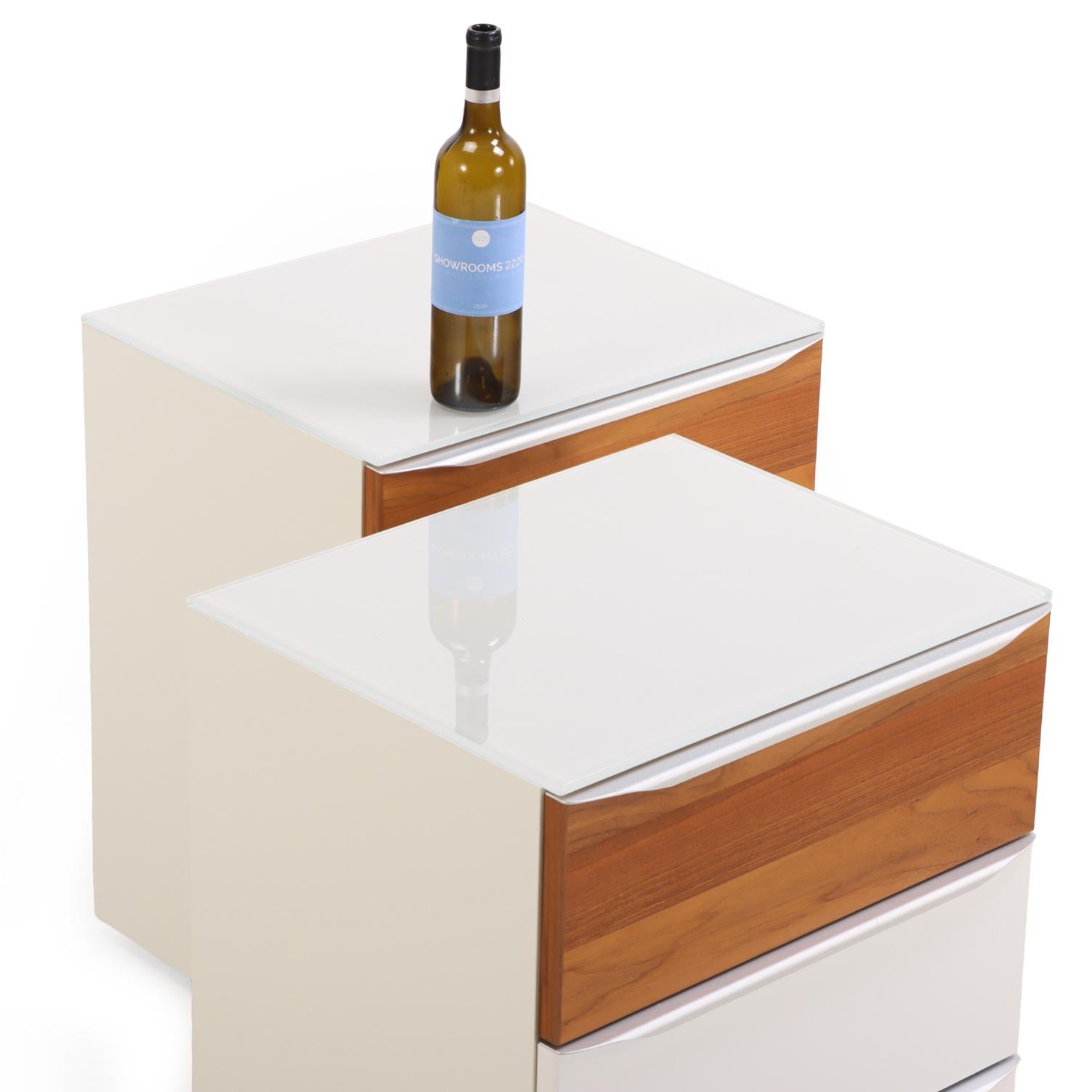 Laqué Paire de tables de nuit contemporaines en laque blanche Hülsta. en vente