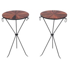 Paire de tables à boire contemporaines en fer forgé avec plateau en bois de rose.