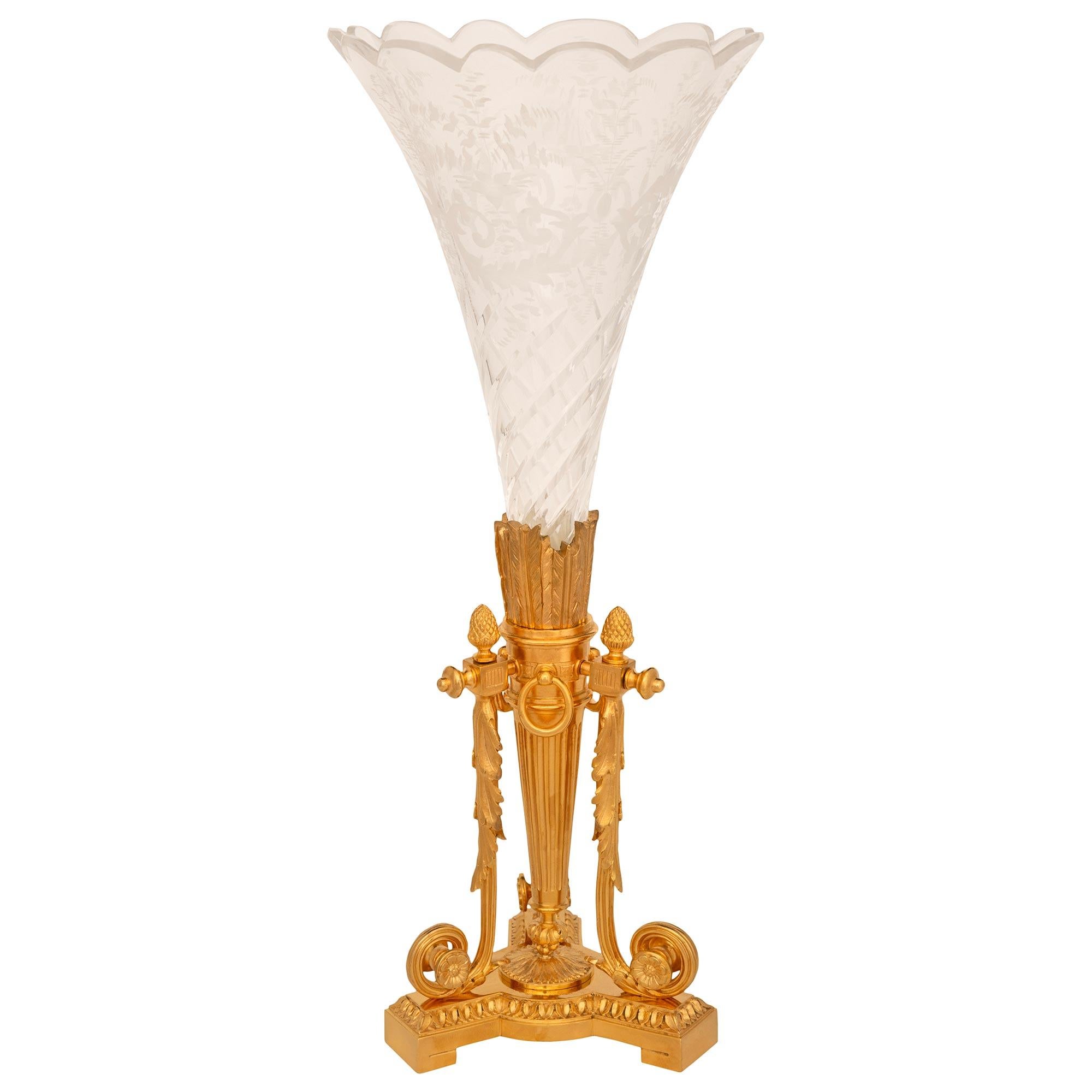 Luigi XVI Coppia di vasi in cristallo acidato e ormolo di St. Louis Crystal del XIX secolo continentale in vendita