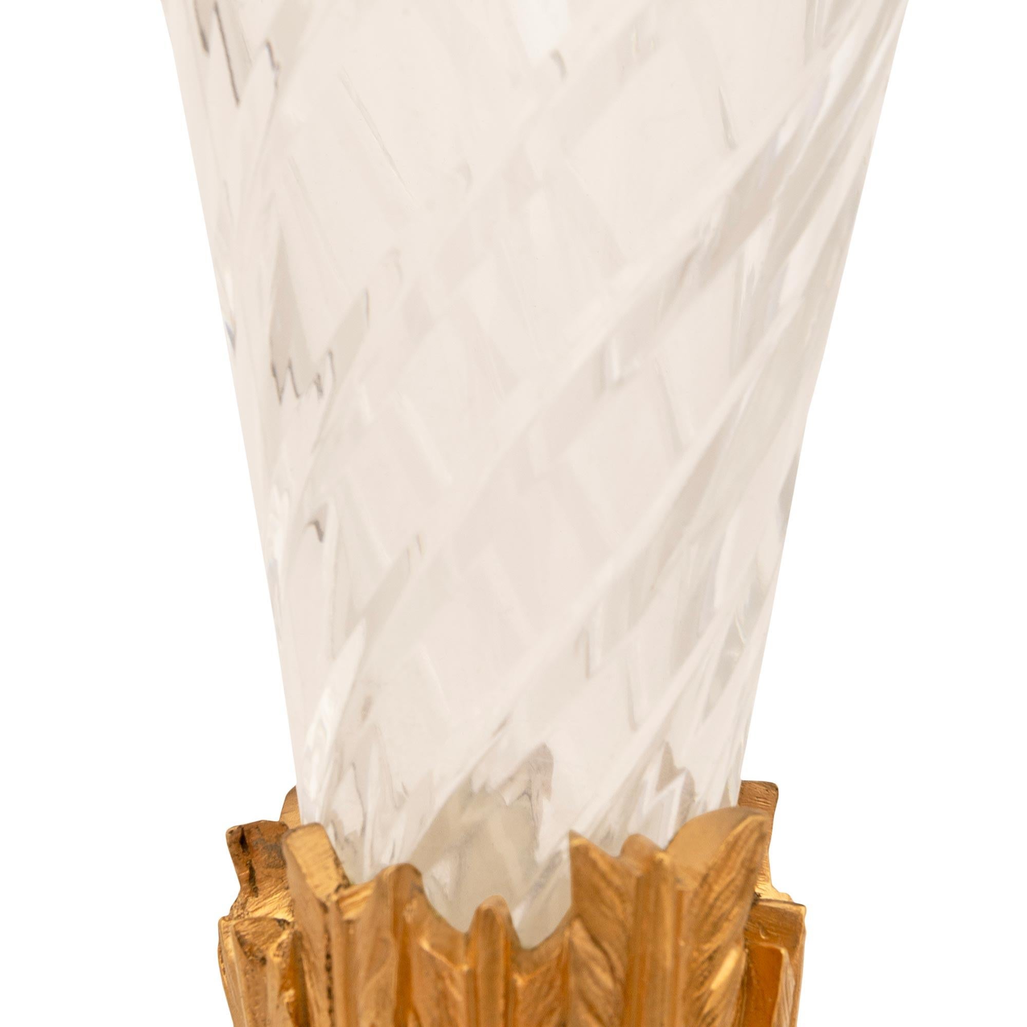 Realizzato con acquaforte Coppia di vasi in cristallo acidato e ormolo di St. Louis Crystal del XIX secolo continentale in vendita