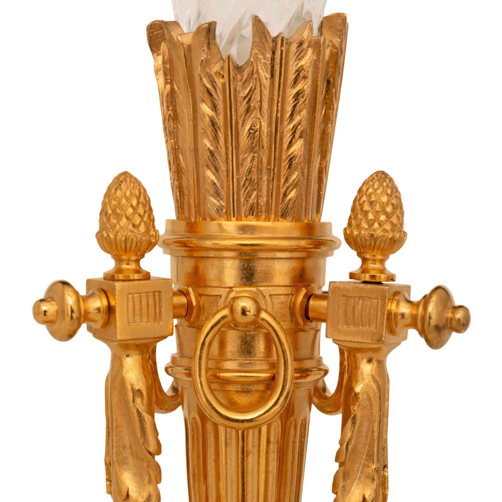 Coppia di vasi in cristallo acidato e ormolo di St. Louis Crystal del XIX secolo continentale In condizioni buone in vendita a West Palm Beach, FL