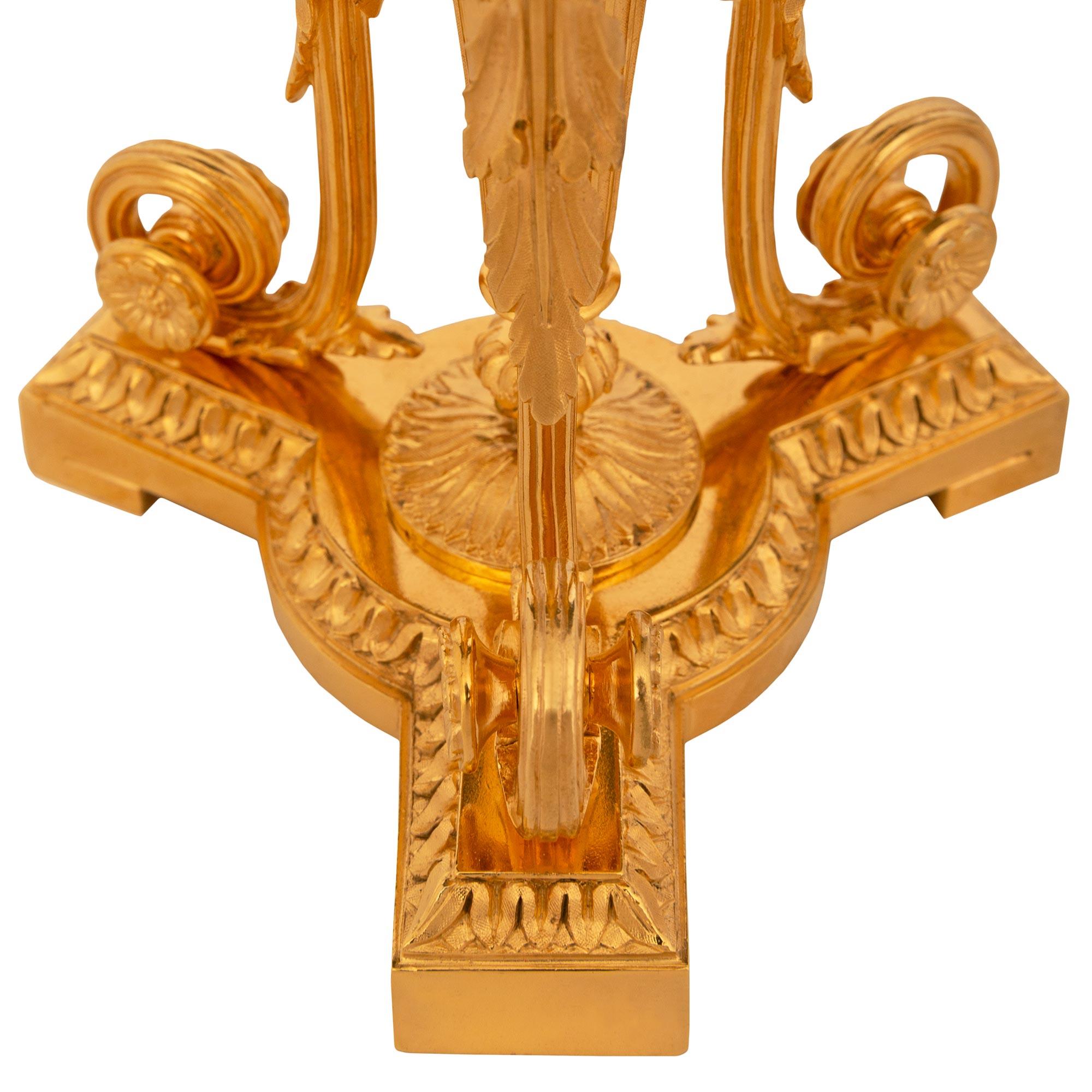 Cristallo Coppia di vasi in cristallo acidato e ormolo di St. Louis Crystal del XIX secolo continentale in vendita
