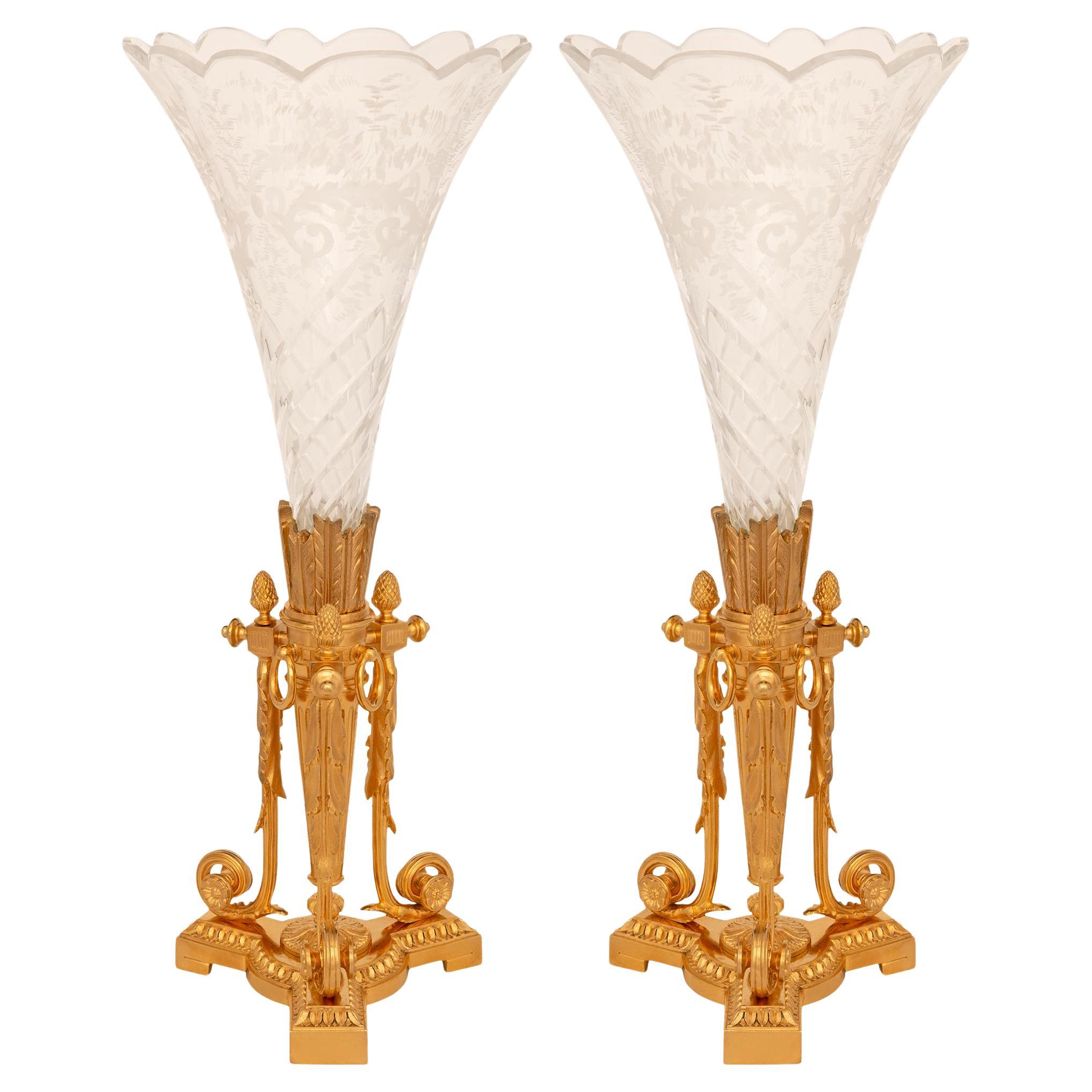 Paire de vases en cristal gravé et bronze doré de style Louis XVI du XIXe siècle continental