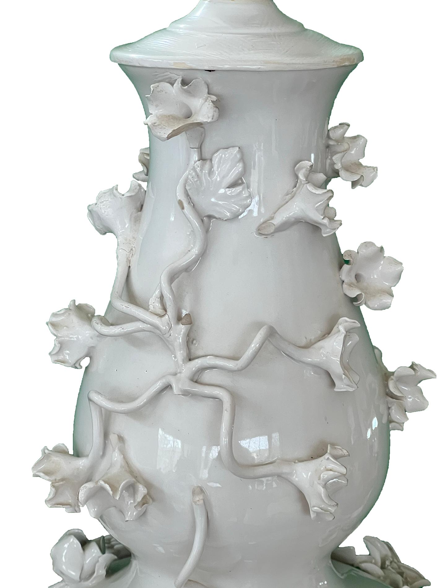 Rococo Paire de vases continentaux en porcelaine blanc de Chine convertis en lampes en vente