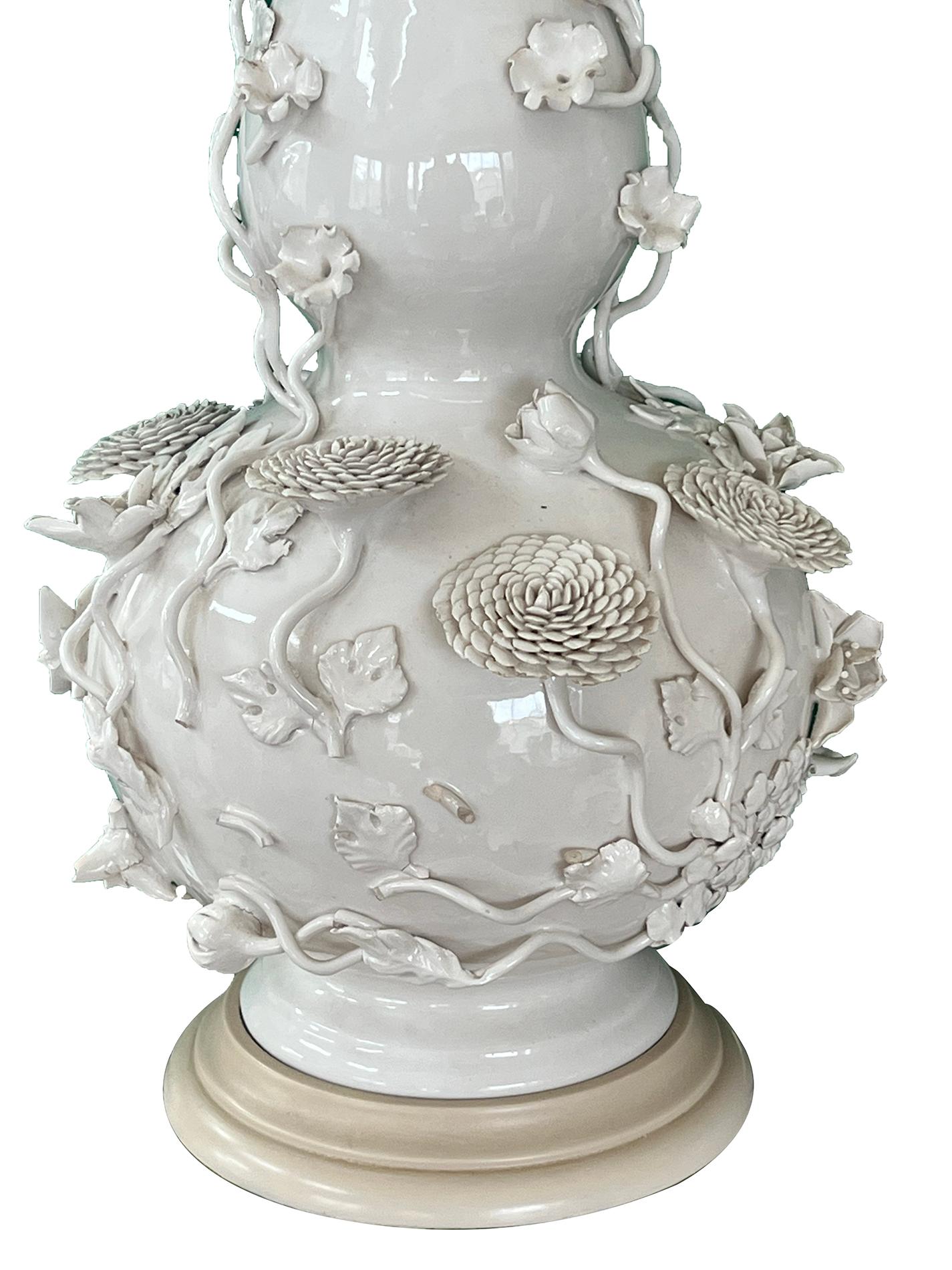 Français Paire de vases continentaux en porcelaine blanc de Chine convertis en lampes en vente