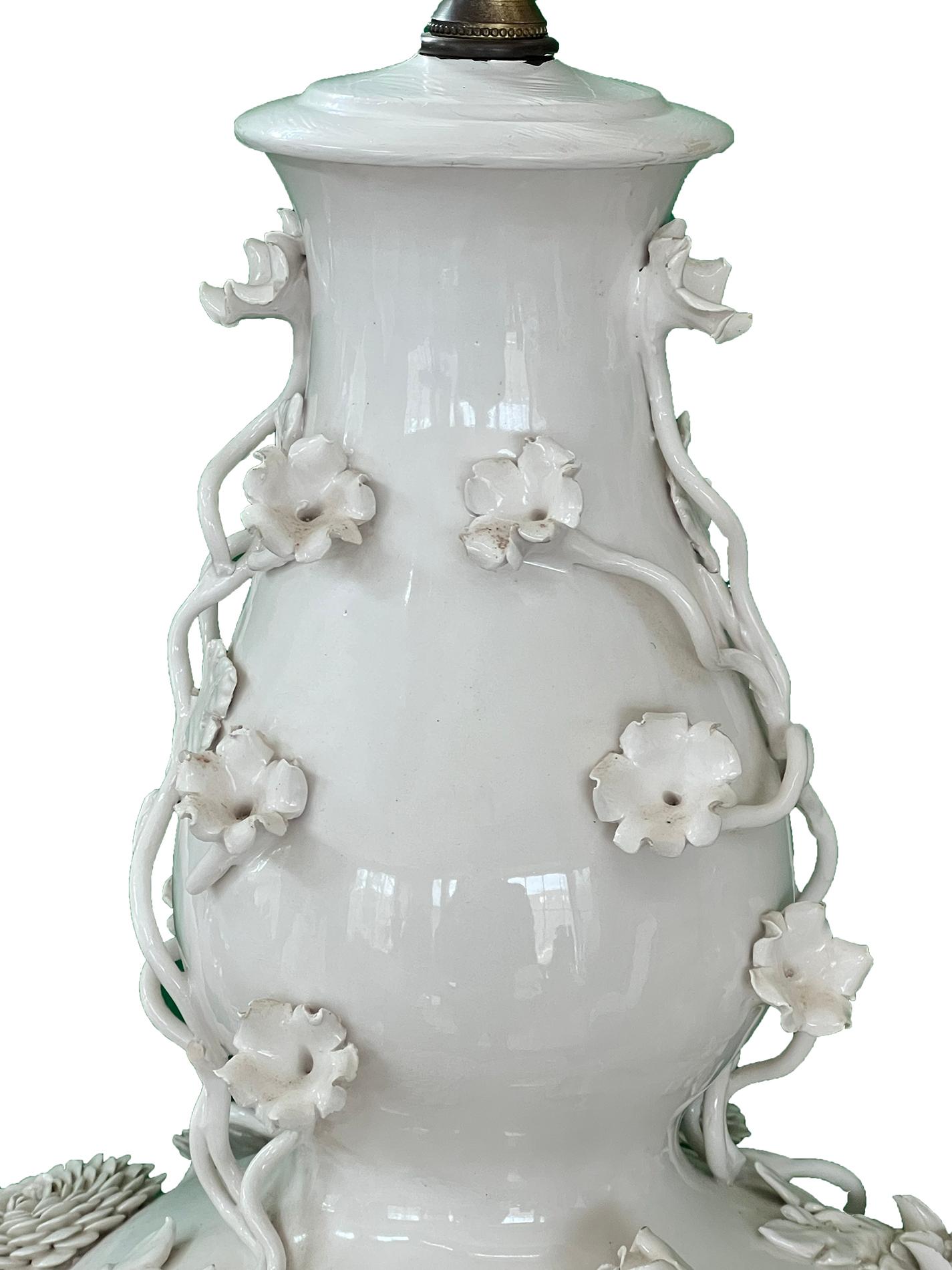 Vernissé Paire de vases continentaux en porcelaine blanc de Chine convertis en lampes en vente