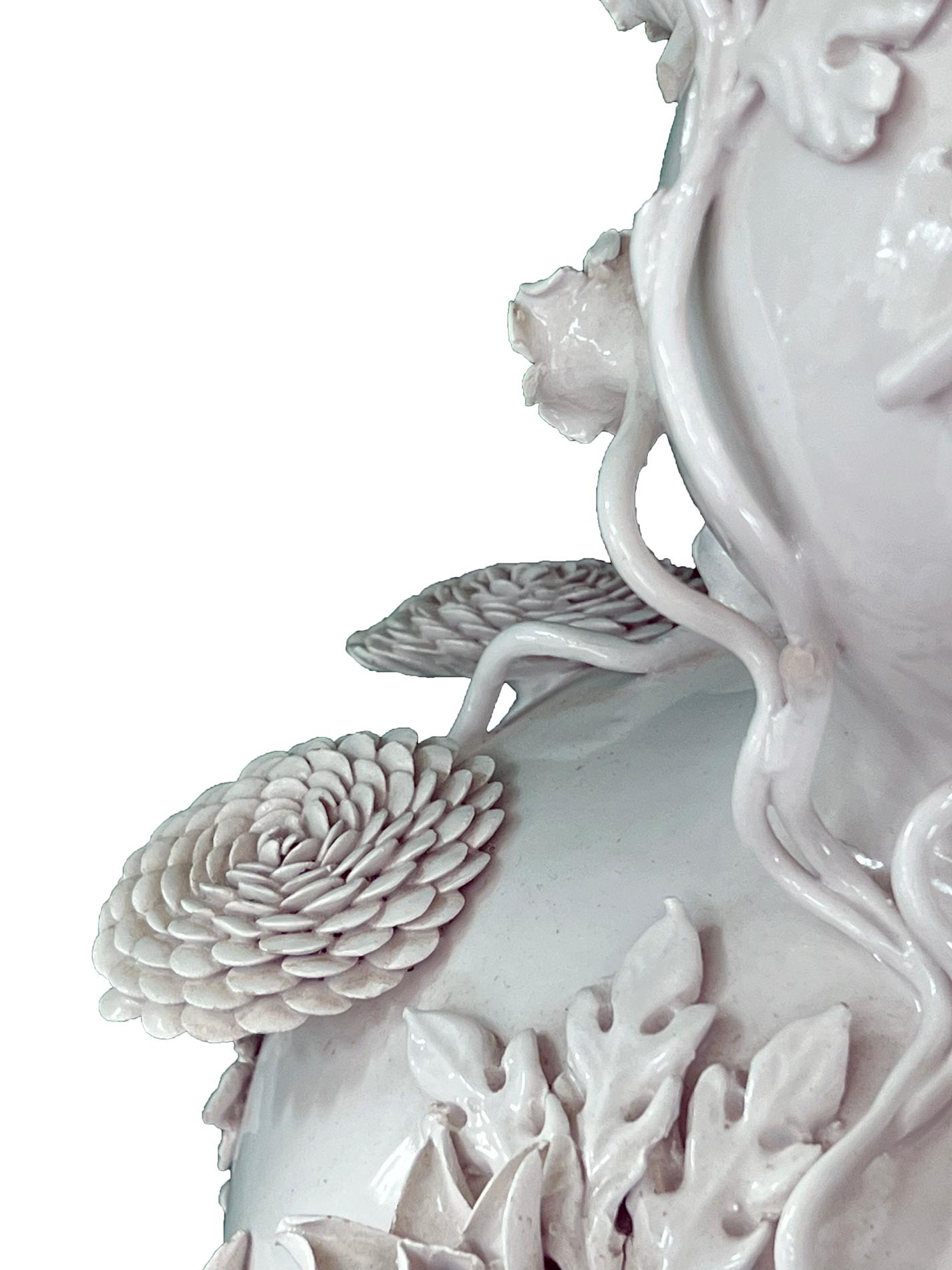 Paire de vases continentaux en porcelaine blanc de Chine convertis en lampes Bon état - En vente à San Francisco, CA