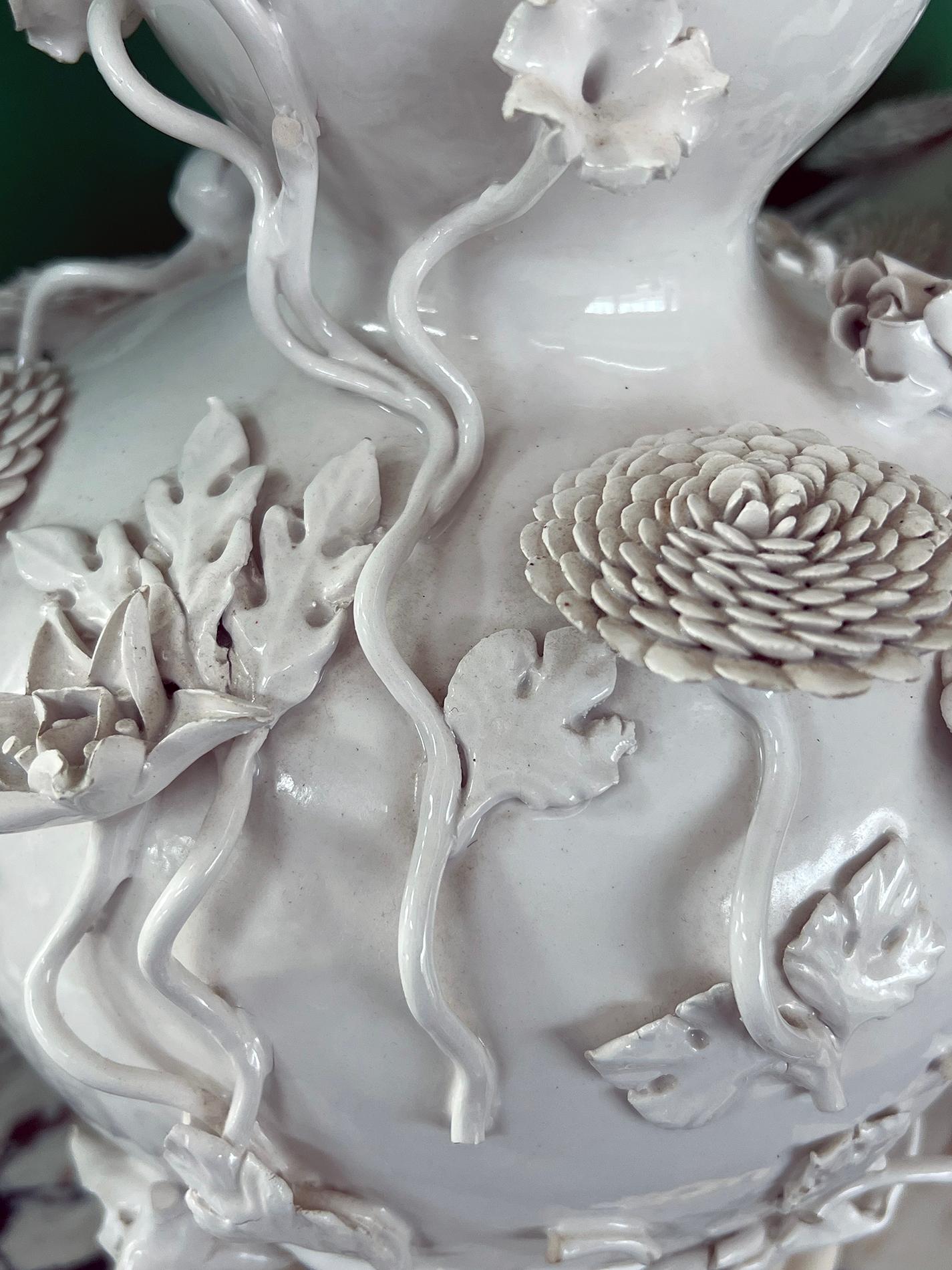 Milieu du XXe siècle Paire de vases continentaux en porcelaine blanc de Chine convertis en lampes en vente