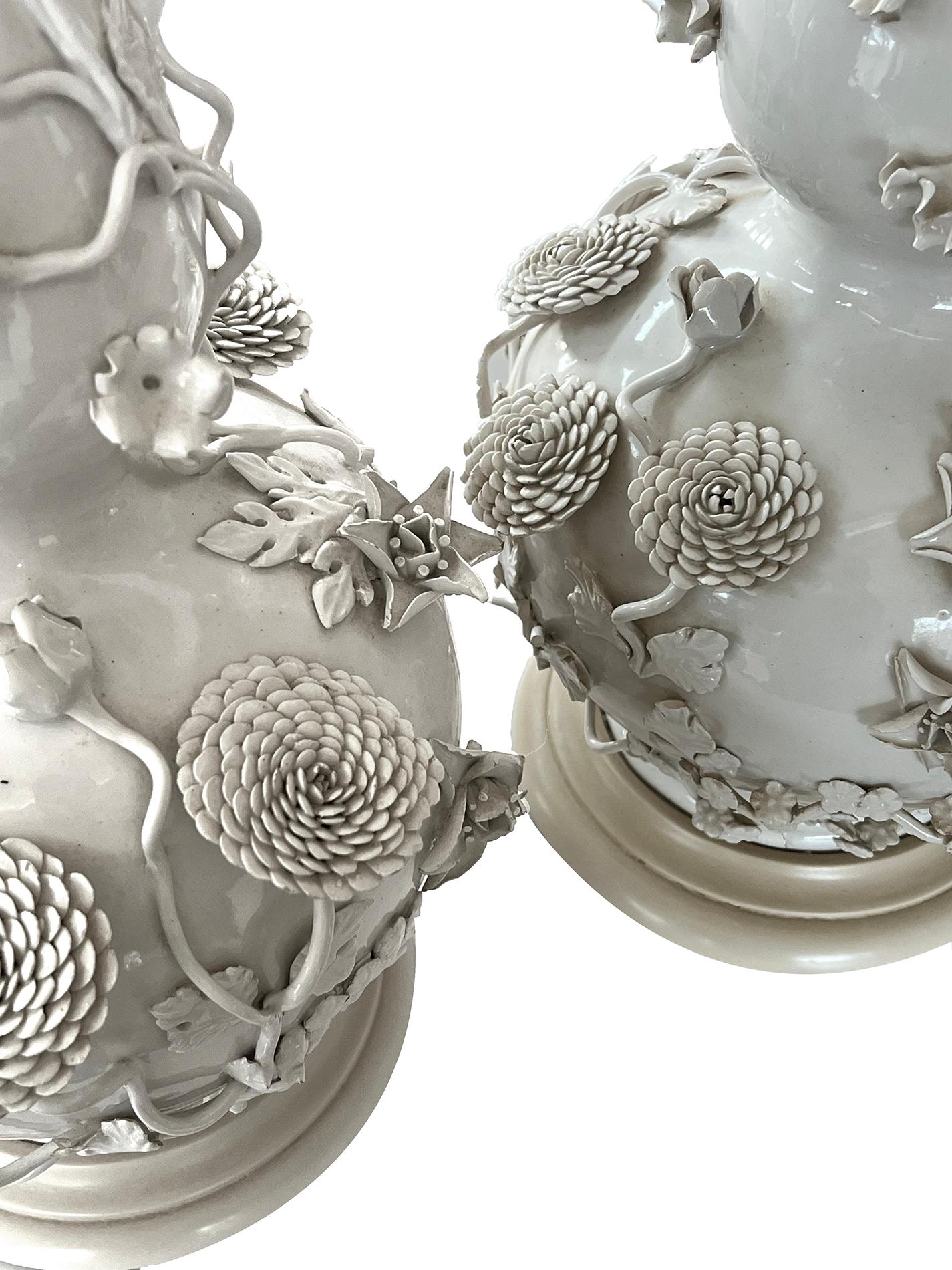 Céramique Paire de vases continentaux en porcelaine blanc de Chine convertis en lampes en vente