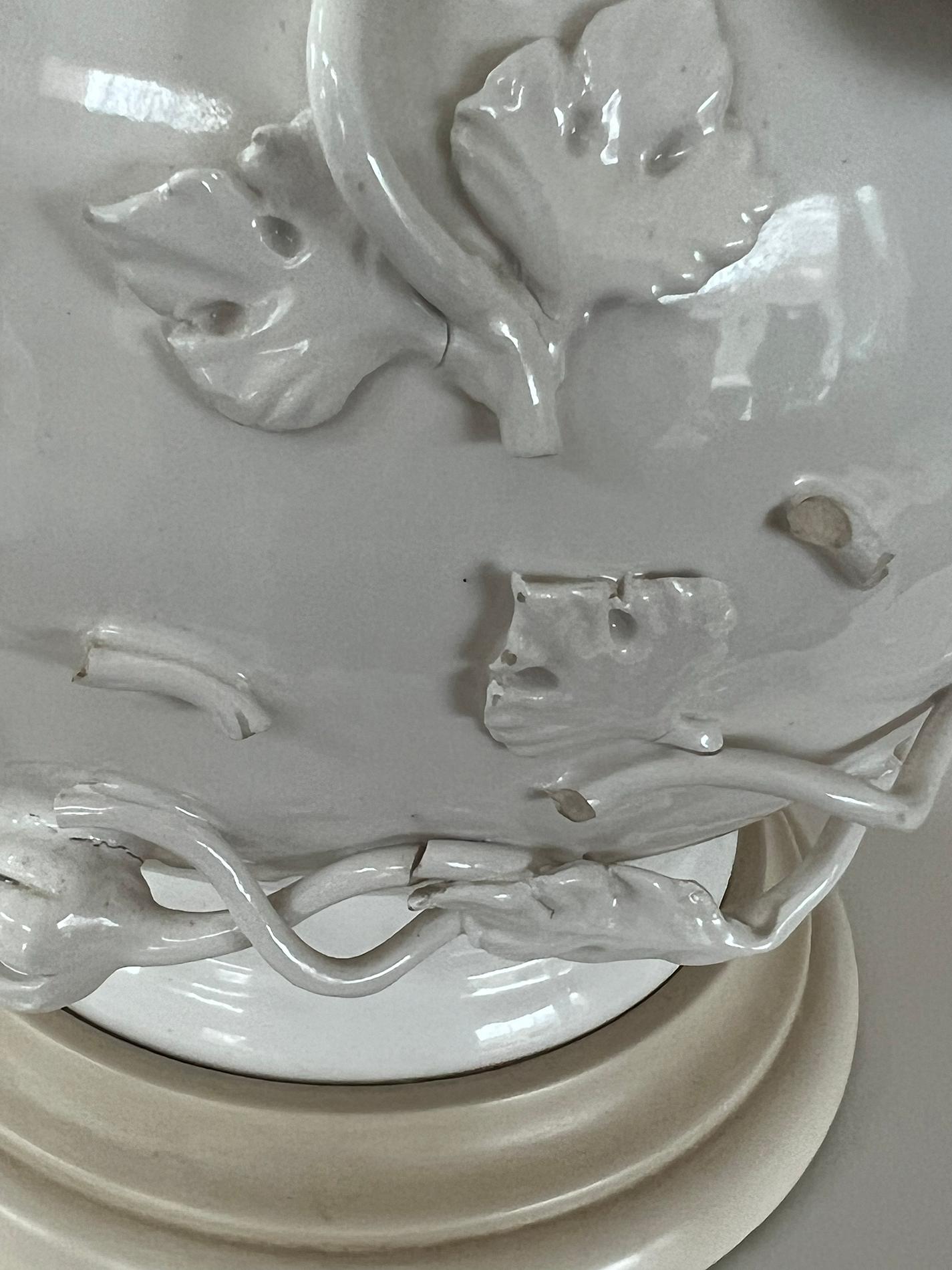 Paire de vases continentaux en porcelaine blanc de Chine convertis en lampes en vente 1