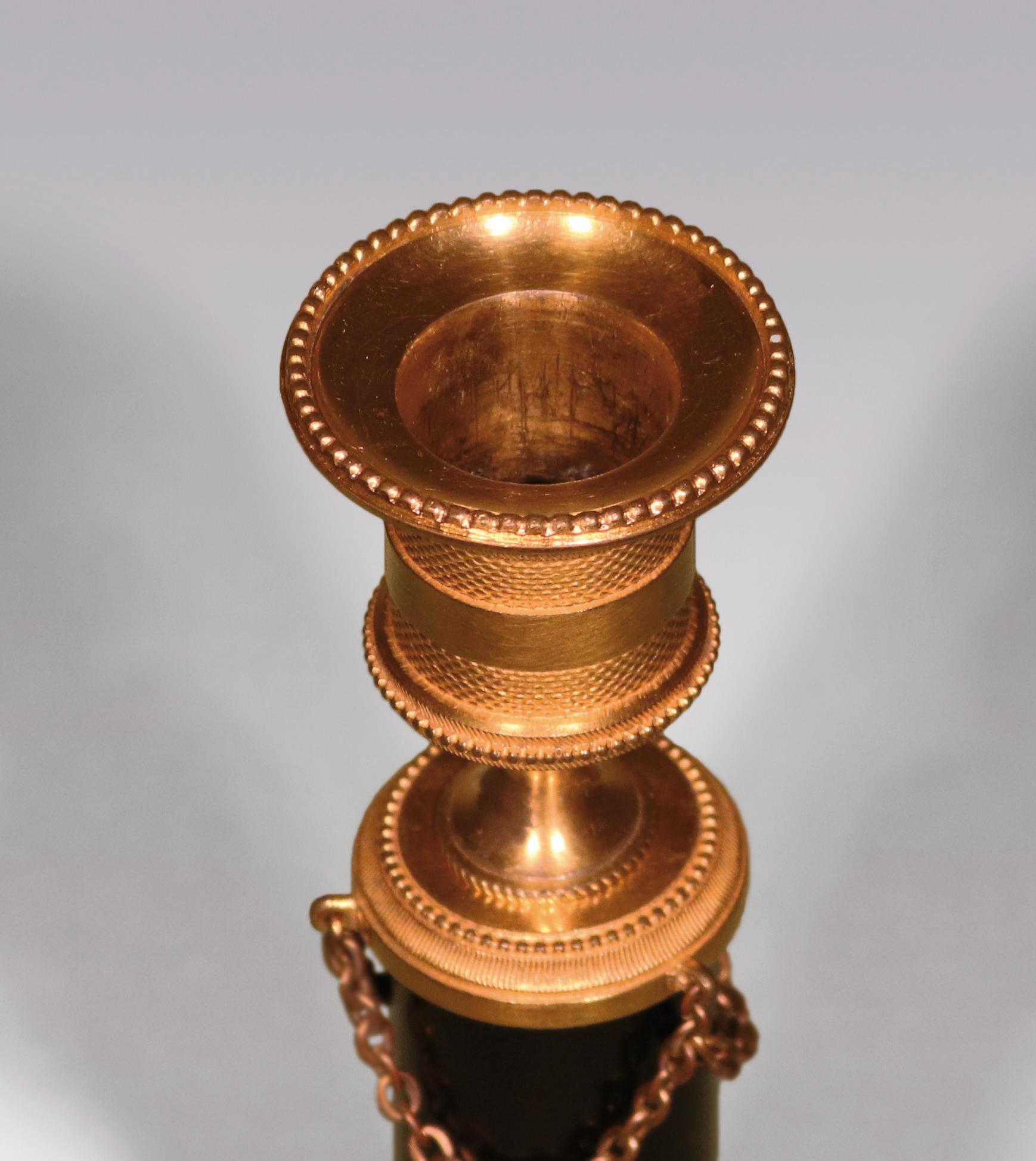 Paar Kerzenständer aus kontinentaler Bronze, Goldbronze und weißem Marmor (Regency) im Angebot