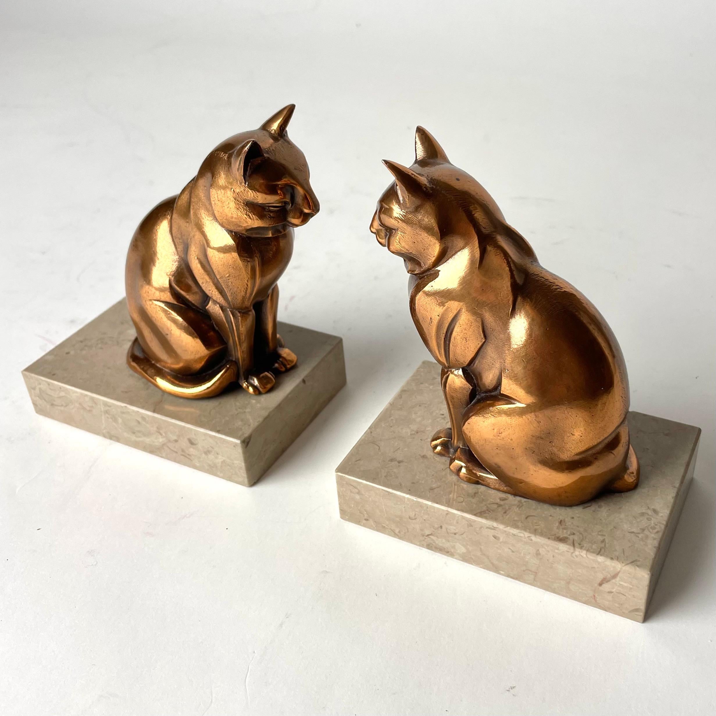 French A pair of Cool Art Deco bookends from the 1920s-30s with period-typical cats