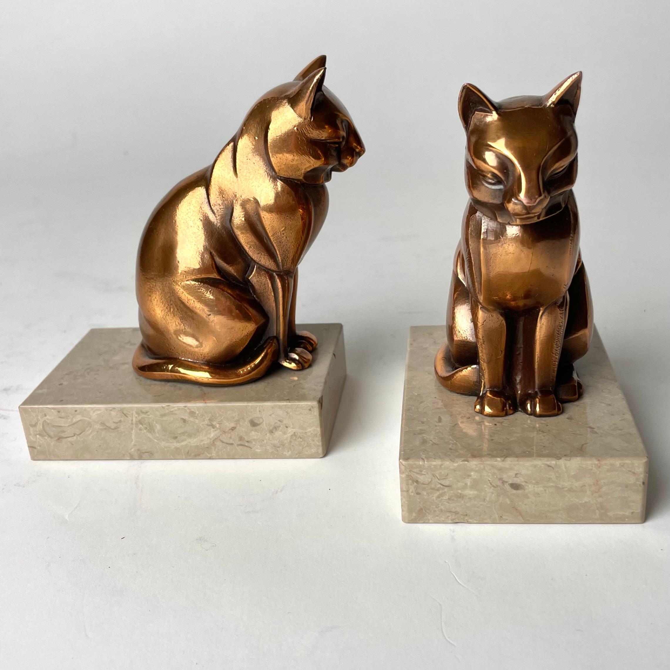 A pair of Cool Art Deco bookends from the 1920s-30s with period-typical cats In Good Condition In Knivsta, SE