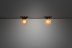 Ein Paar Deckenlampen aus Kupfer und mattiertem Glas, Europa, frühes 20.