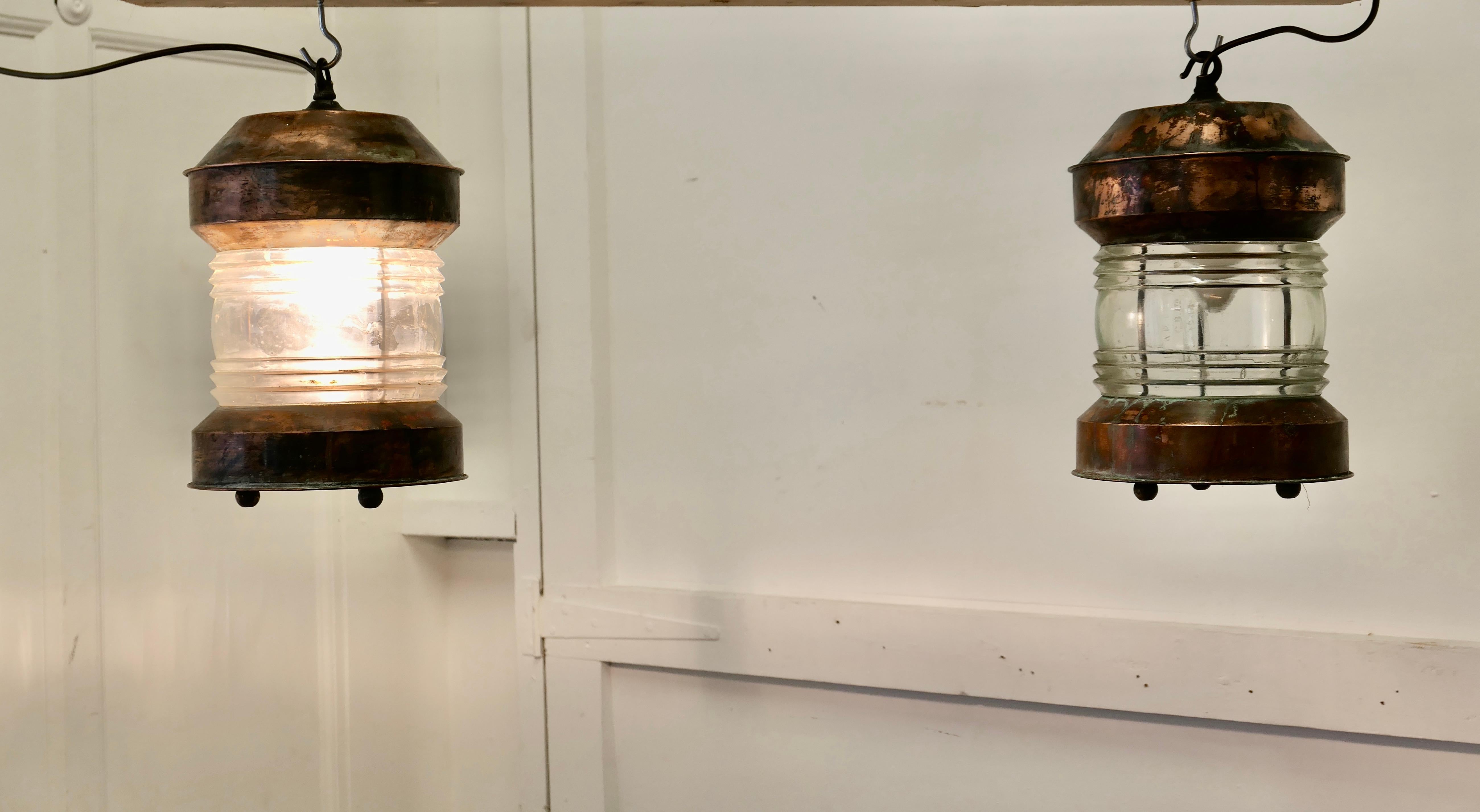 Un par de luces de cobre para mástil de barco

Las lámparas son redondas con cristal grueso arqueado y estriado, son piezas náuticas originales con excelente carácter
Un gran juego de lámparas de techo para decoradores con cableado moderno
Las