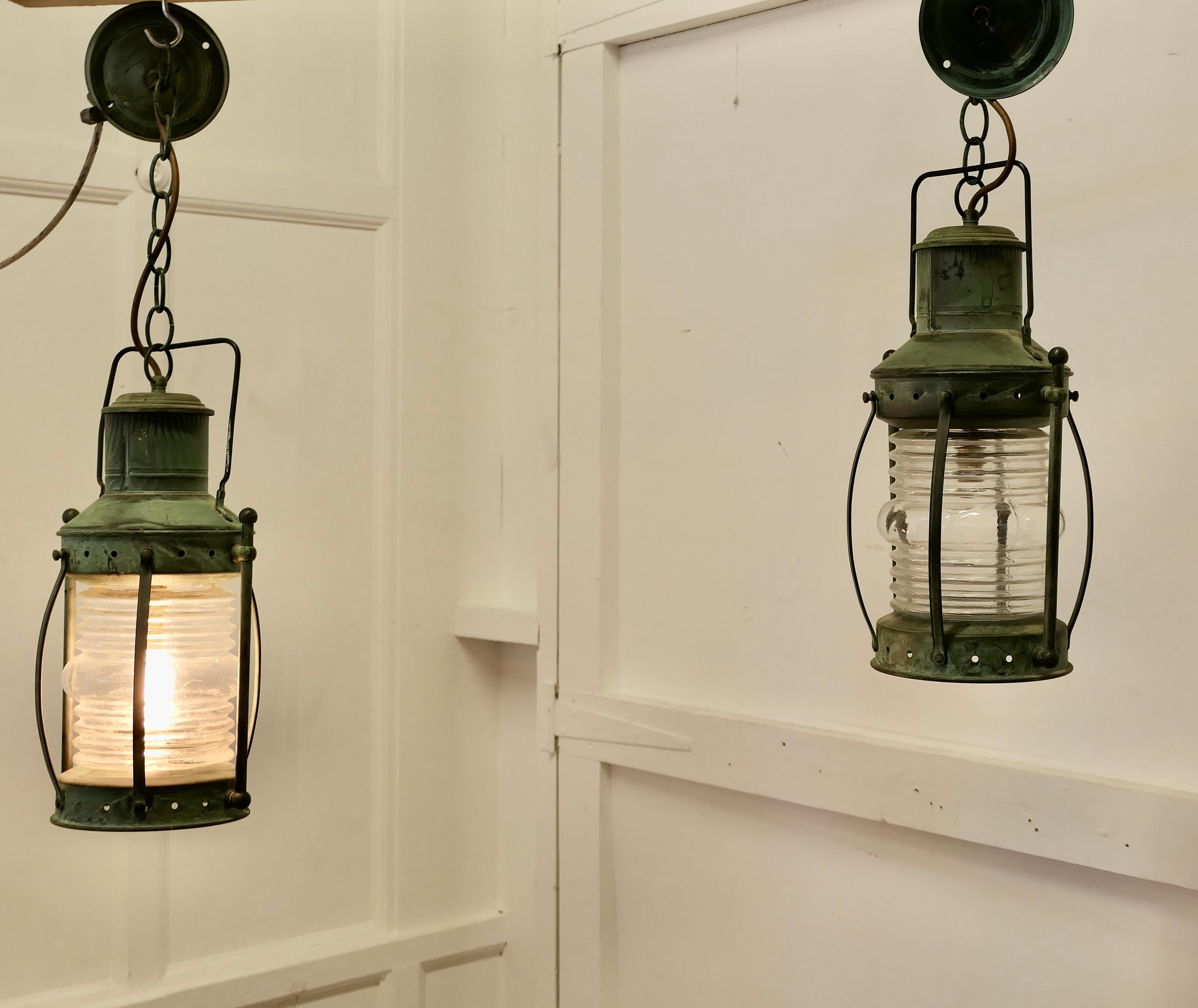 Una coppia di luci a sospensione in rame in stile navale

Le lampade sono rotonde, con vetri spessi e bombati, in stile nautico e dall'aspetto autentico.
Un'ottima coppia di lampade da soffitto con finitura verde verdastro e cablaggio nuovo
Le