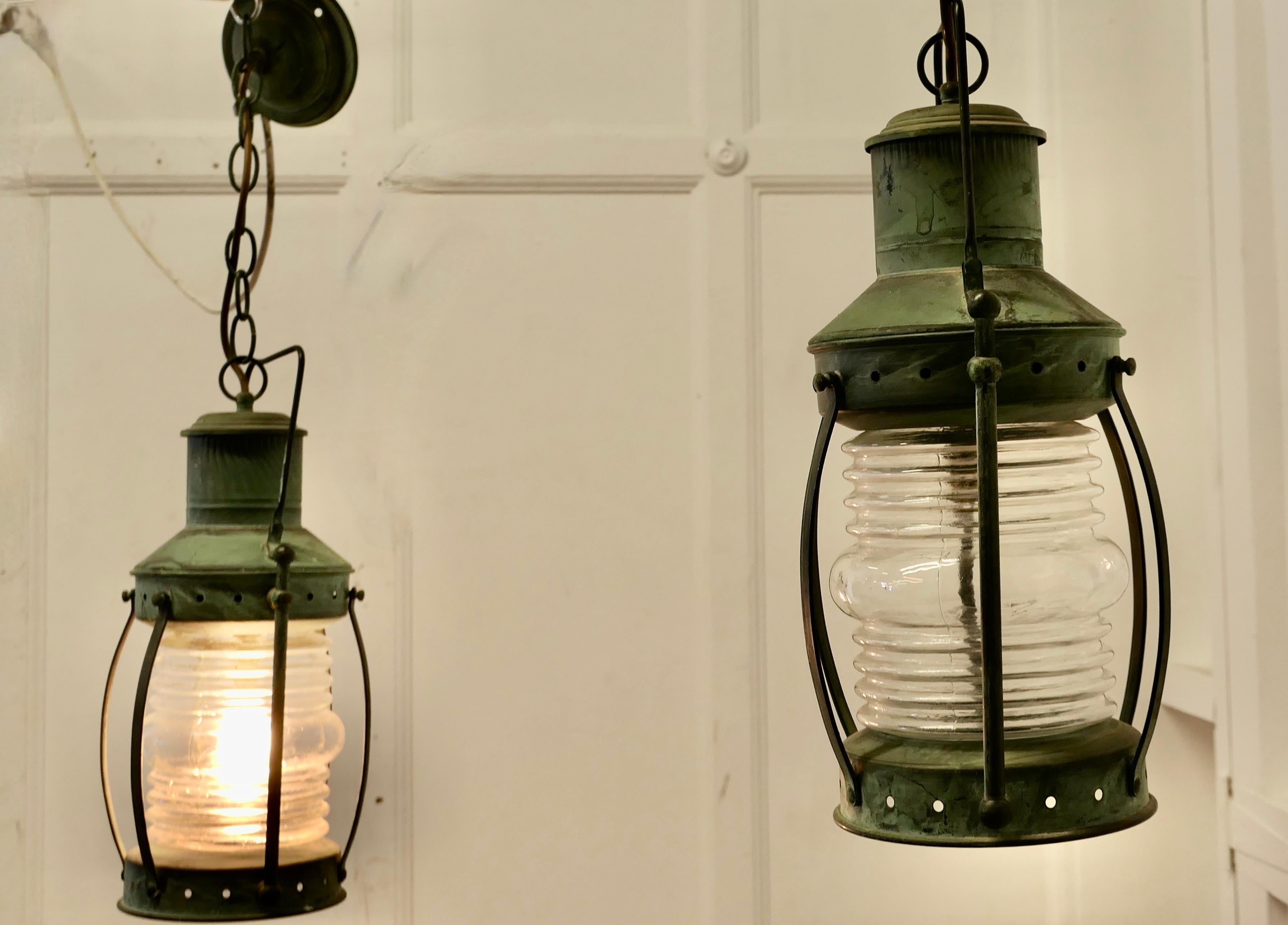 Steampunk Una coppia di luci a sospensione in rame in stile navale in vendita