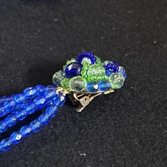 Un paio di orecchini lampadario con cristalli blu e verdi di Coppola e Toppo