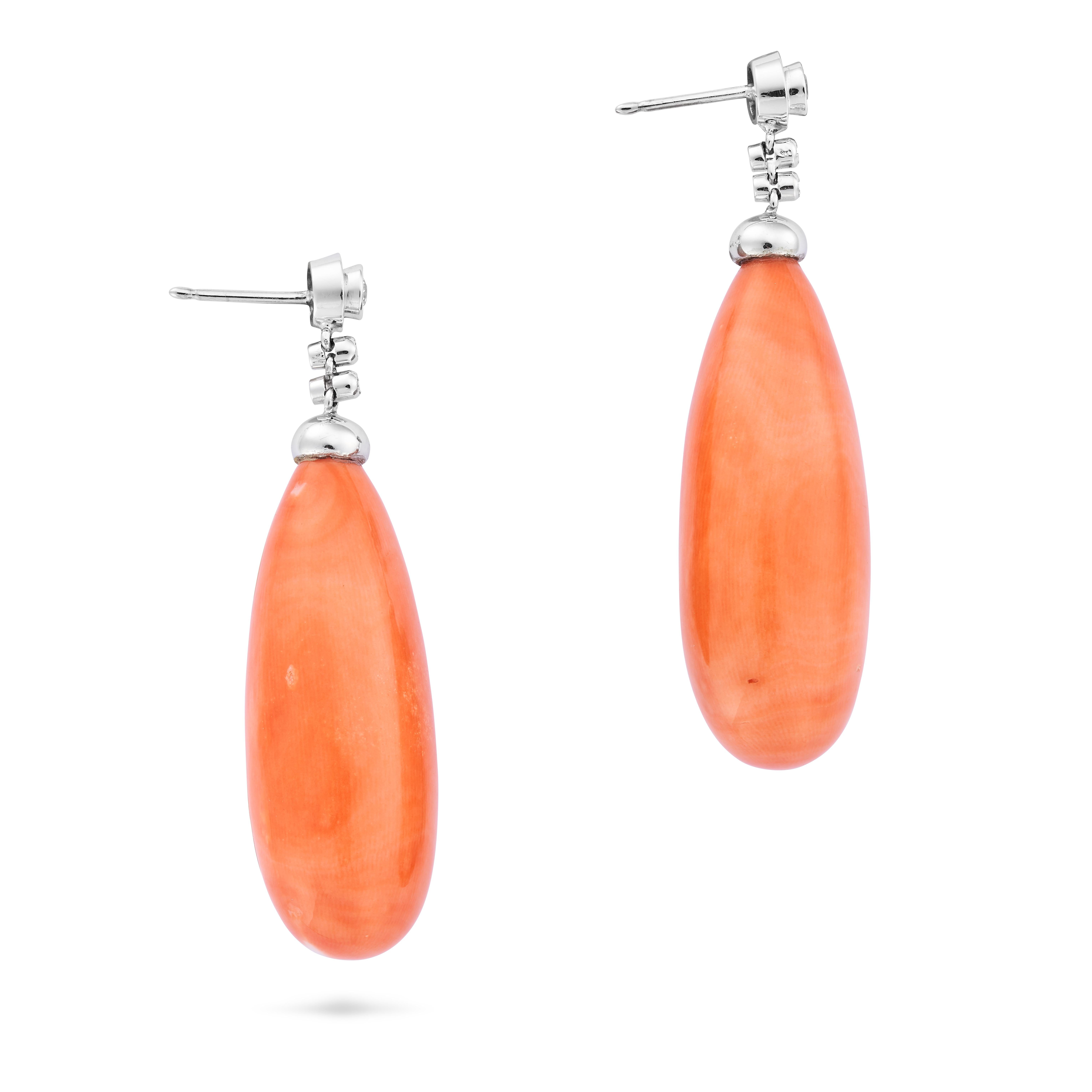 Diese eleganten Ohrringe bestehen aus einer Reihe runder Diamanten im Brillantschliff, die an einem polierten Korallentropfen aufgehängt sind, und verleihen der Trägerin einen besonderen Look. 


- Schmetterlinge gestempelt 750
- Höhe etwa 5,5 cm
-
