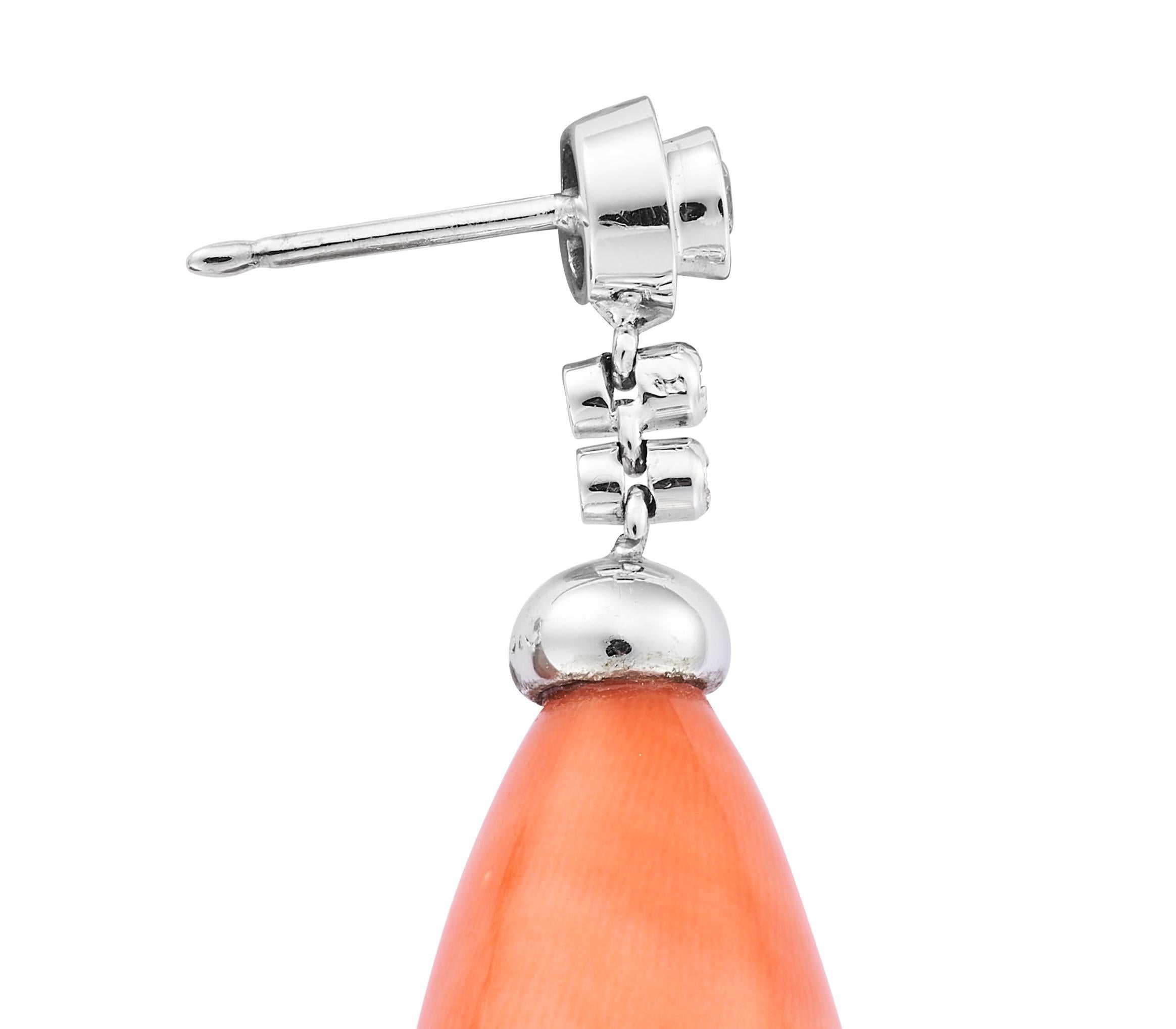 Paar Korallen- und Diamant-Tropfen-Ohrringe im Angebot 1