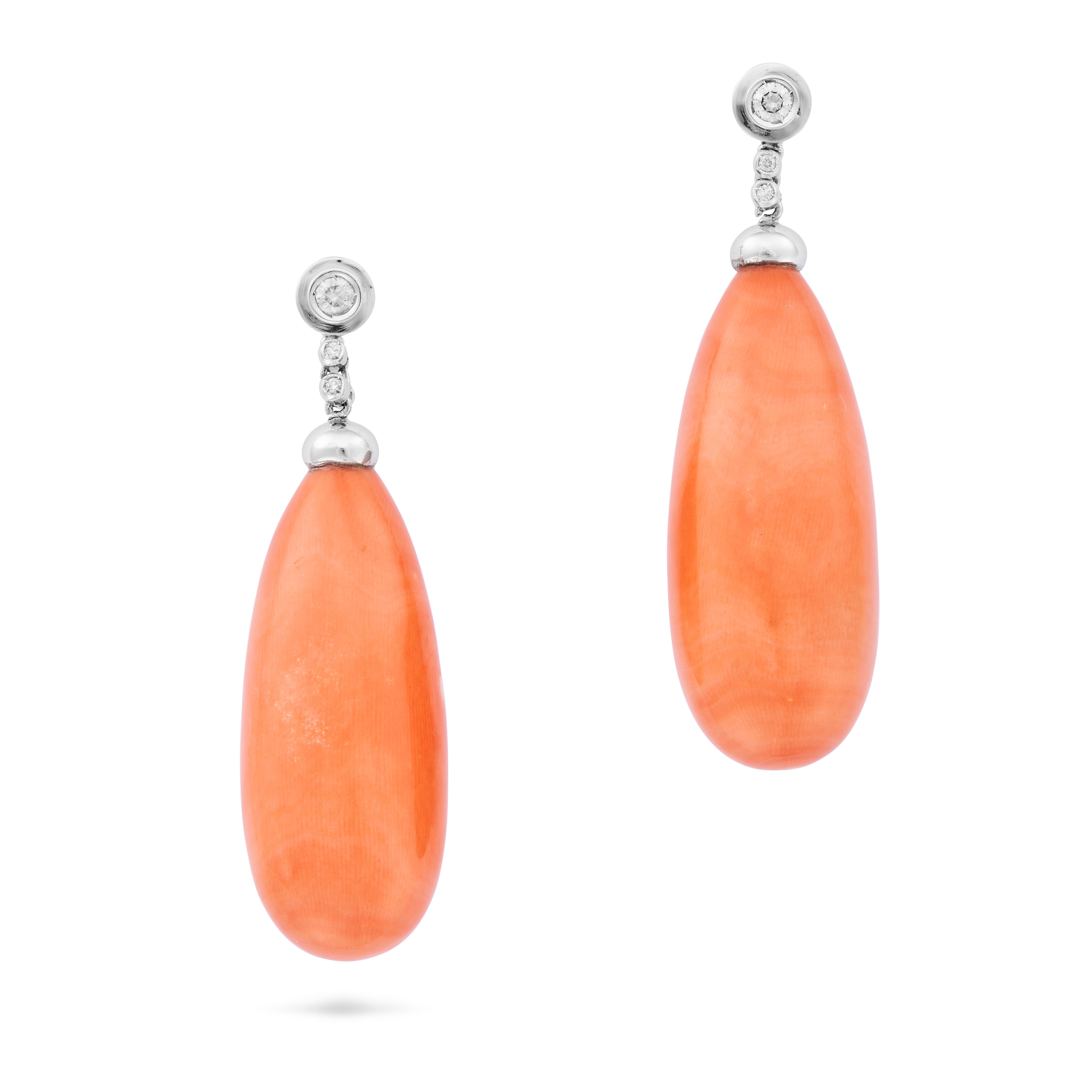 Paar Korallen- und Diamant-Tropfen-Ohrringe im Angebot