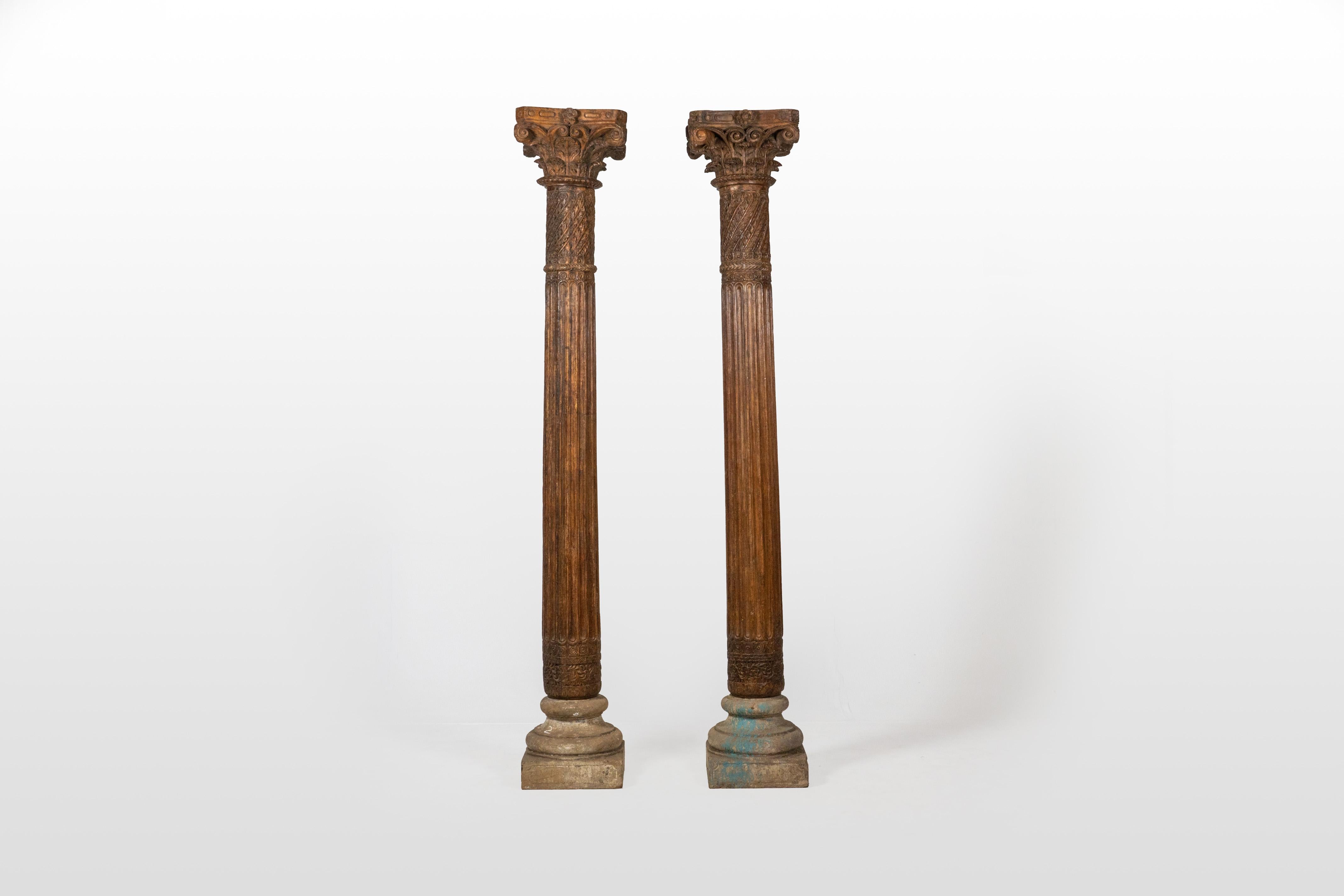 Dieses exquisite Paar indo-saracenischer Säulen aus den 1890er Jahren vereint auf wunderbare Weise komplizierte Designelemente. Die korinthisch inspirierten Kapitelle sind mit Akanthusblättern, Granatapfelblüten und Lotosmotiven geschmückt, die