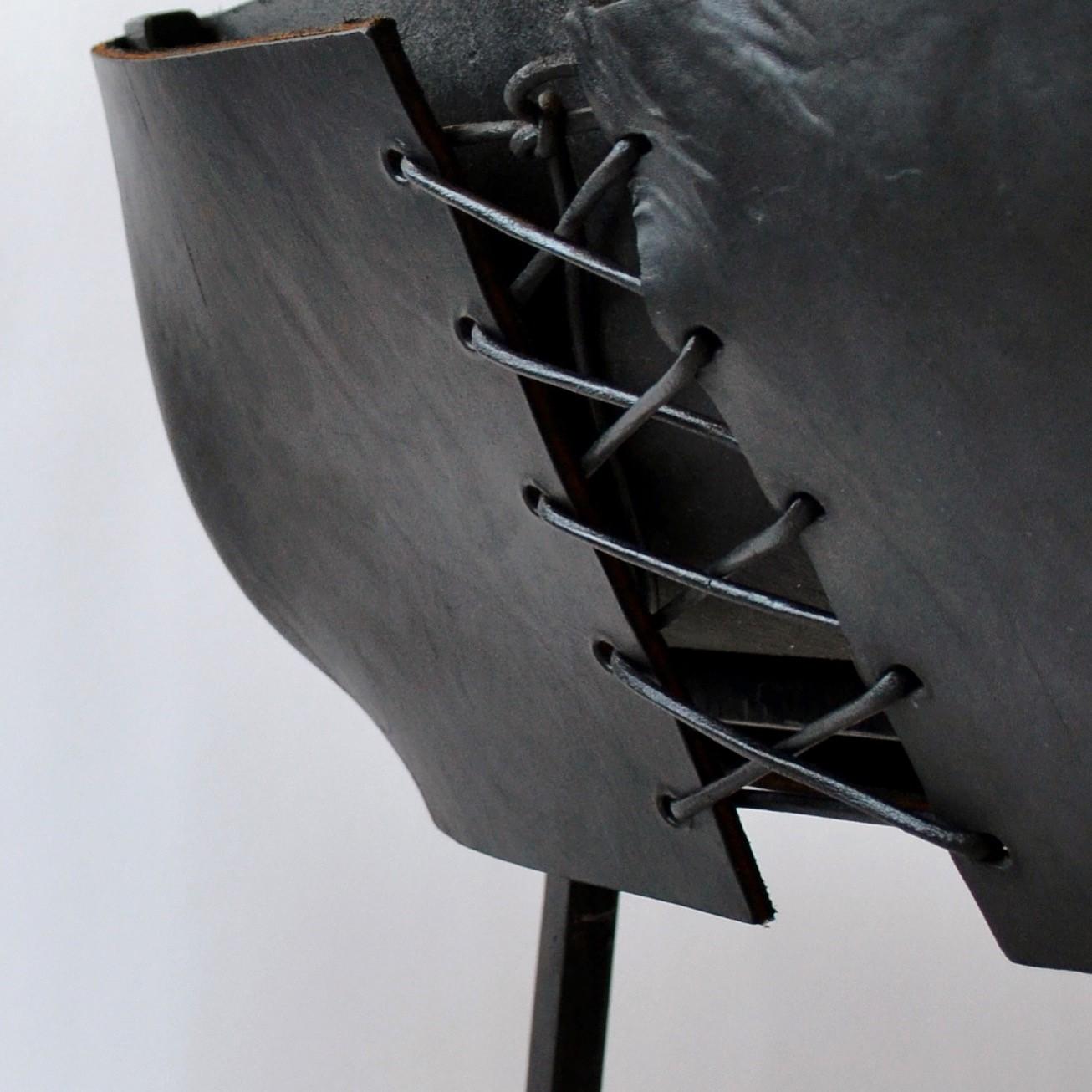 Moderne Paire de tabourets de comptoir en acier noirci et cuir en vente