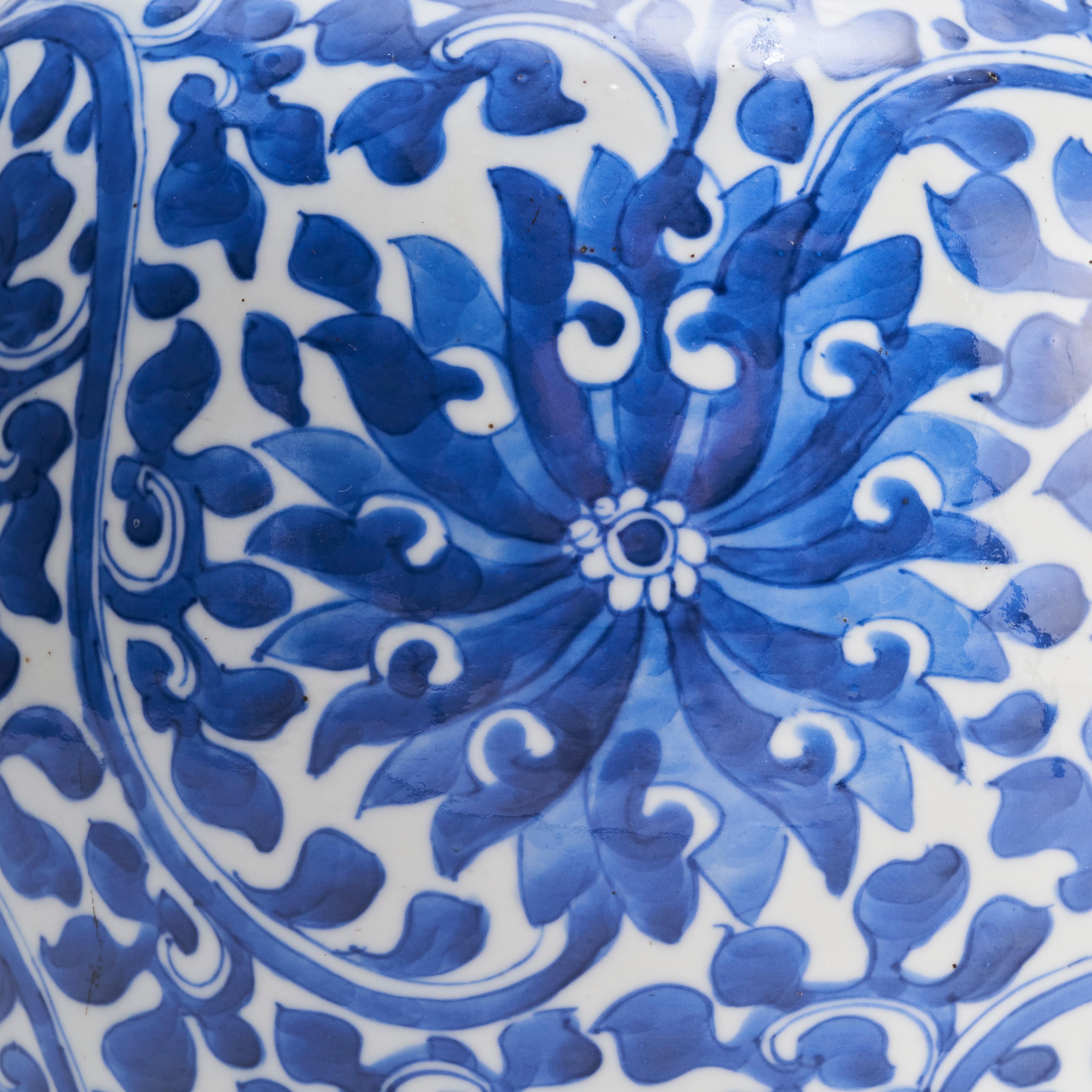 Paire de jarres en porcelaine couvertes à décor bleu et blanc en vente 5