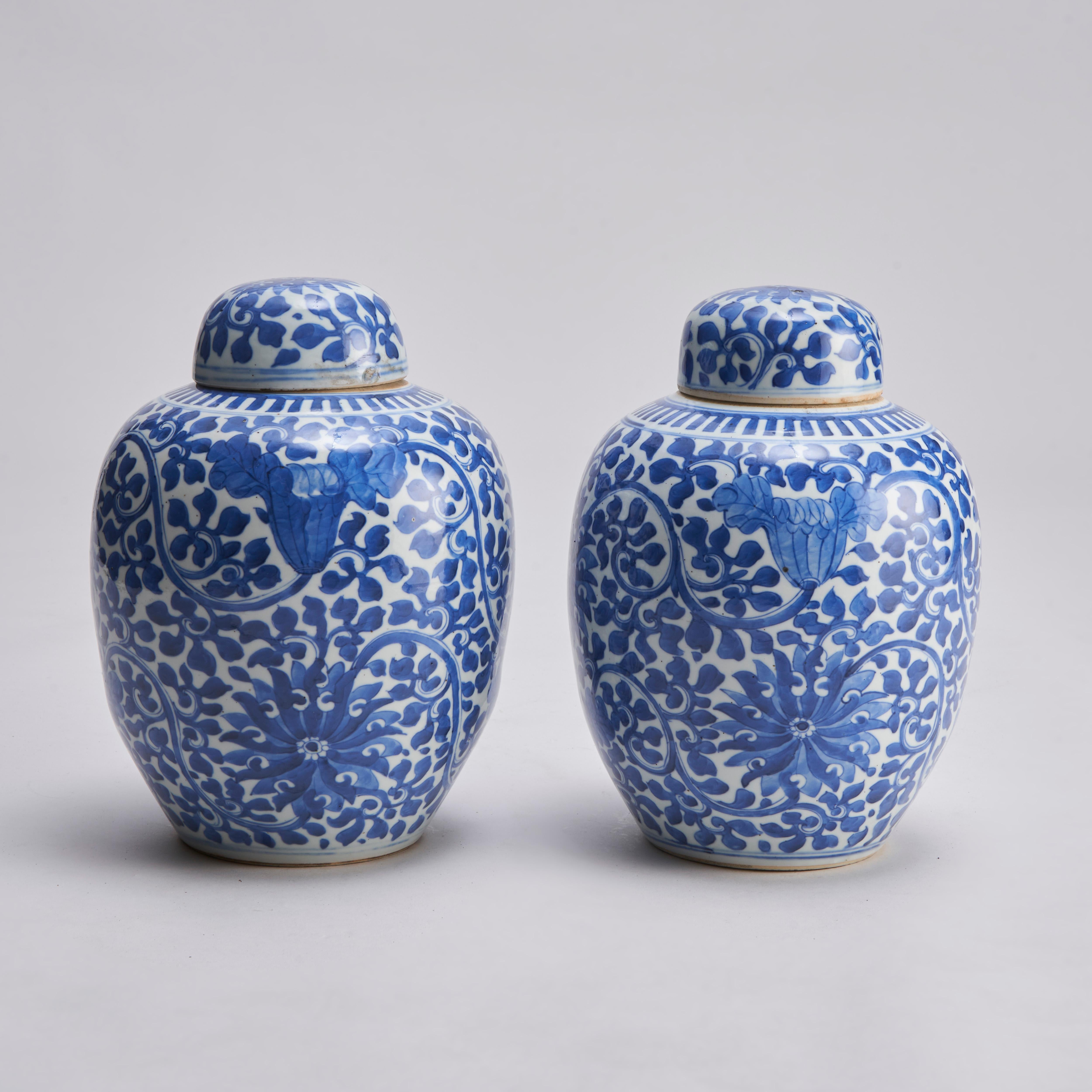 A pair of covered porcelain jars with blue and white decoration In Good Condition For Sale In London, GB