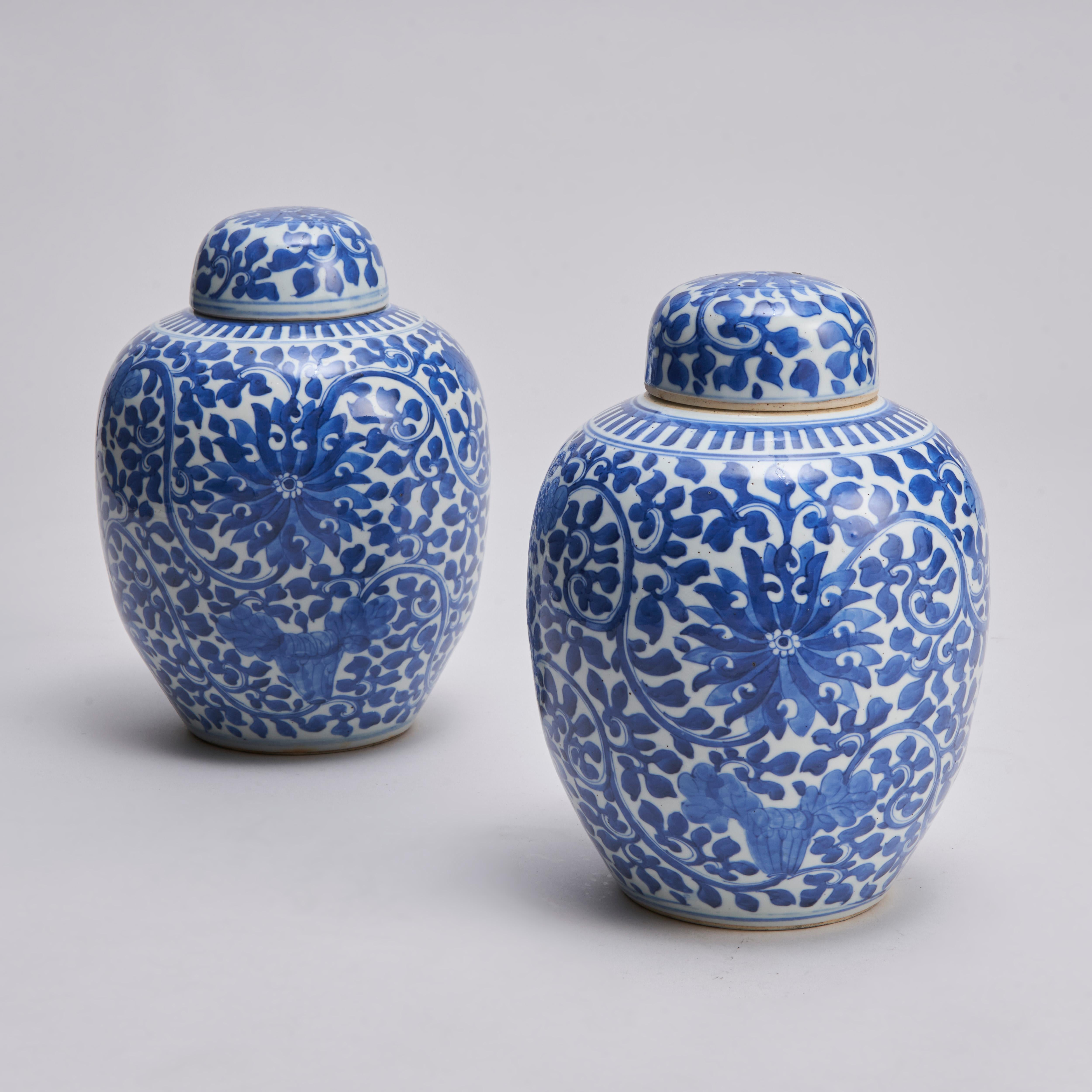 A pair of covered porcelain jars with blue and white decoration For Sale 1