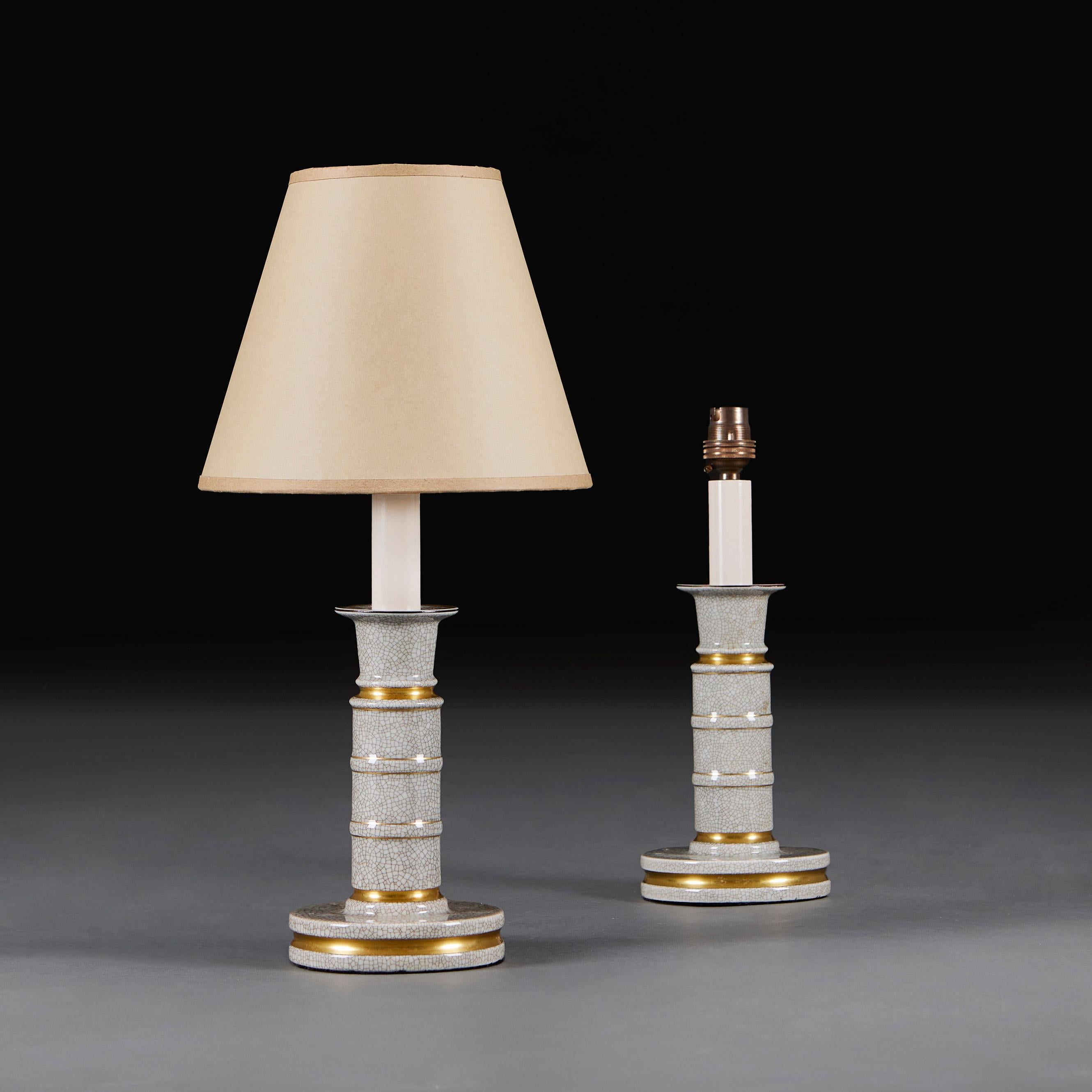 Paire de chandeliers en céramique à glaçure craquelée avec bandes dorées Bon état - En vente à London, GB
