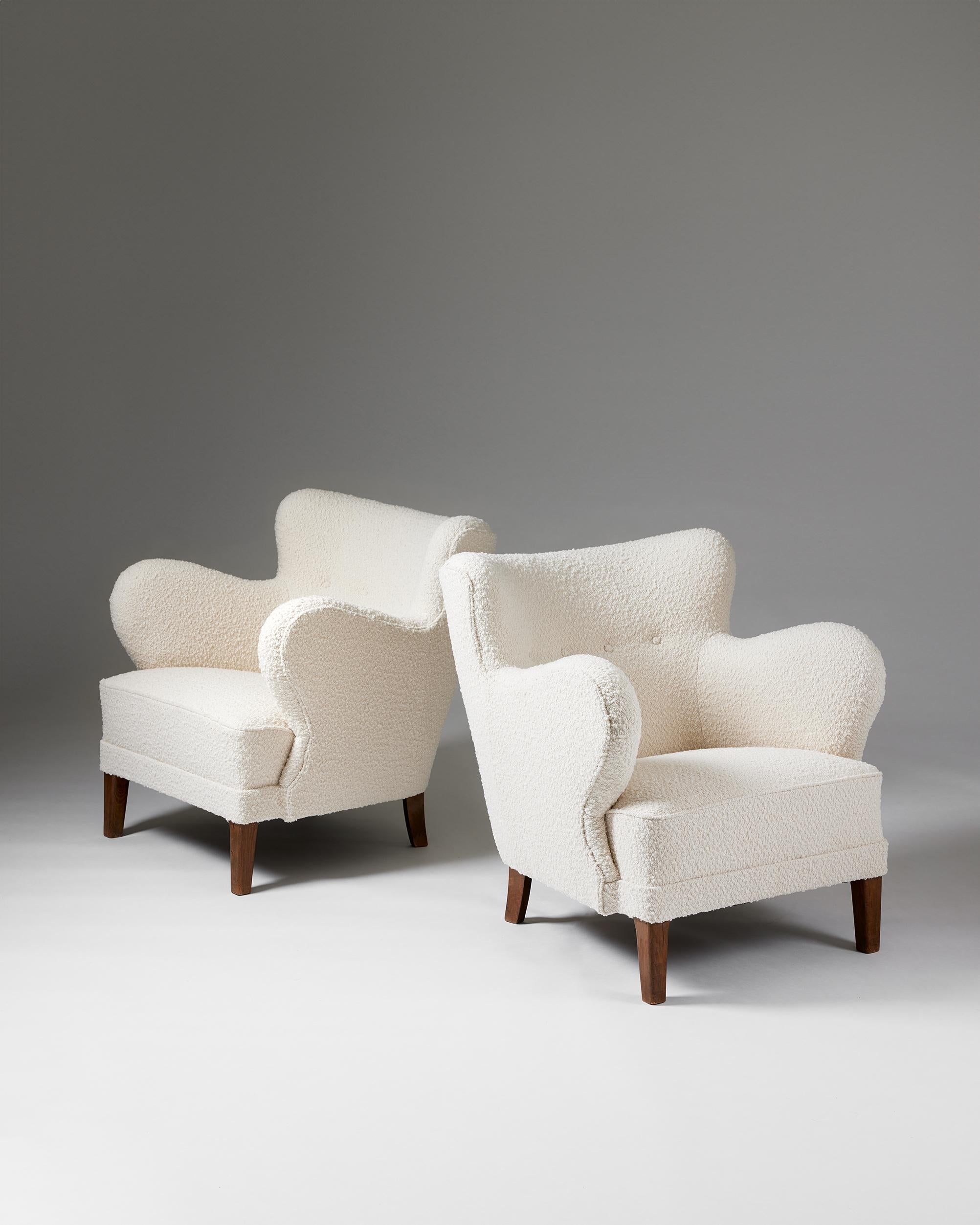 Danish A pair of cream bouclé easy chairs, anonymous, Denmark, 1940s For Sale
