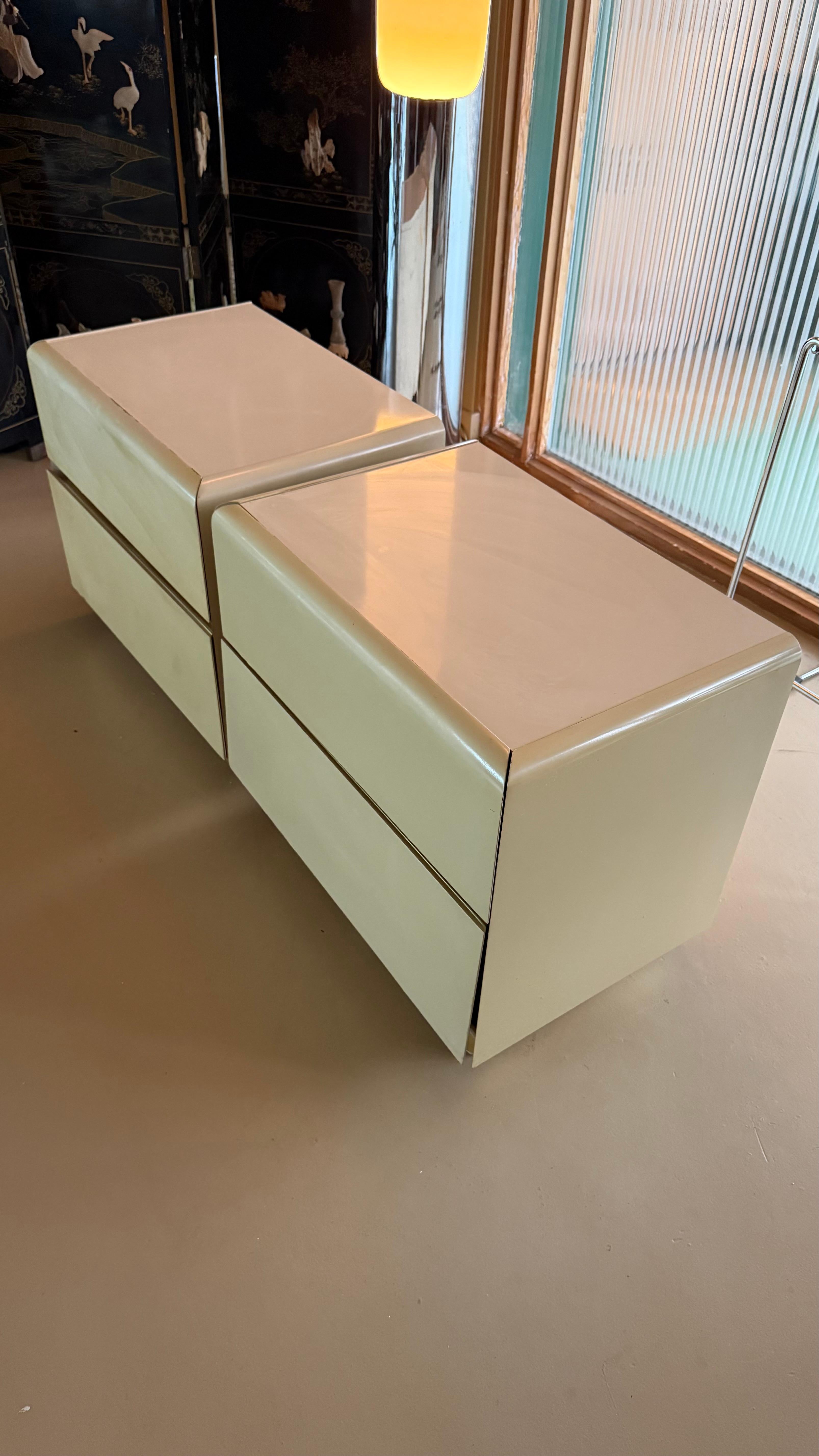 Coppia di comodini laccati color crema di Lane, fine XX secolo in vendita 7