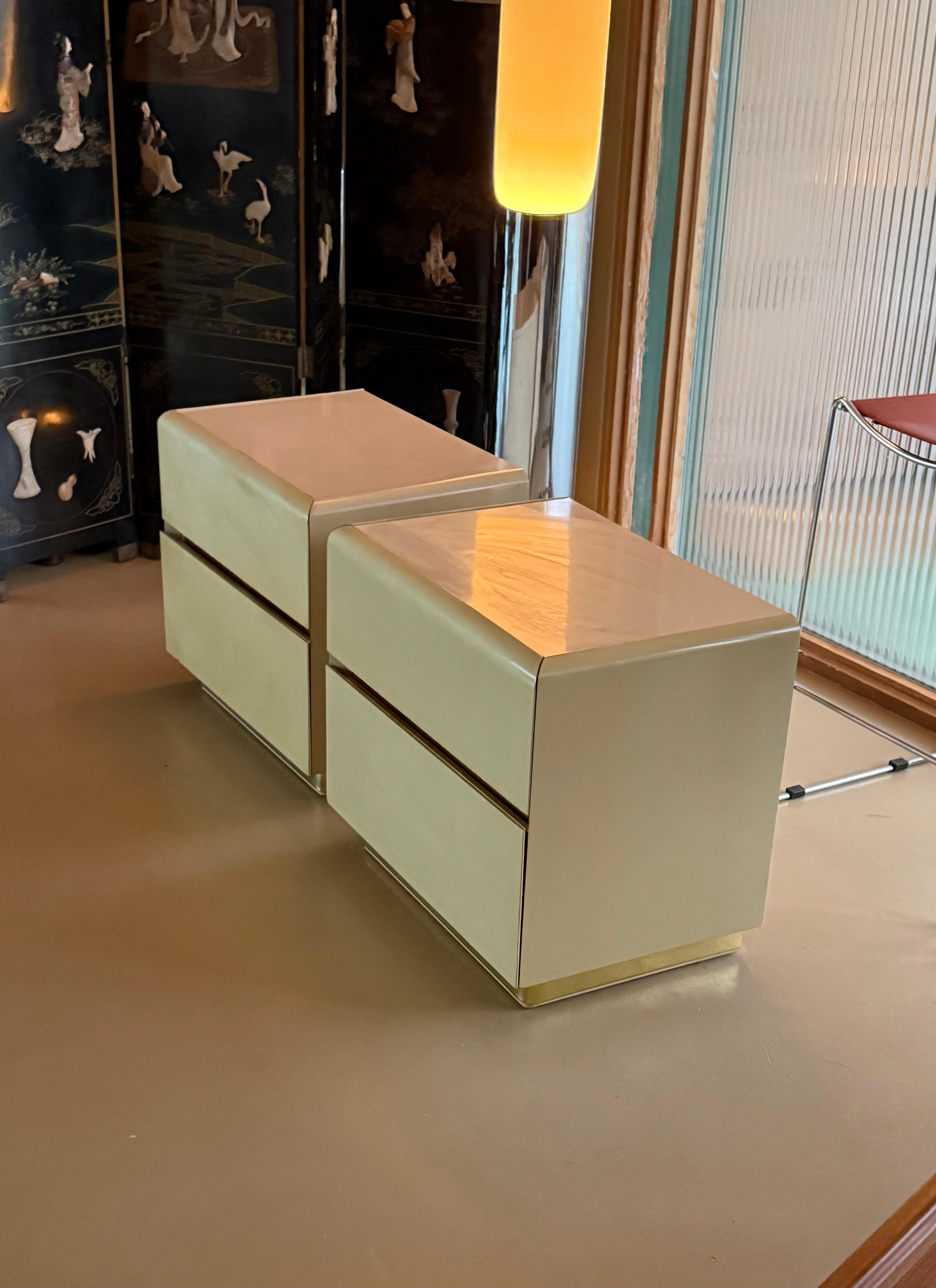 Coppia di comodini laccati color crema di Lane, fine XX secolo in vendita 8