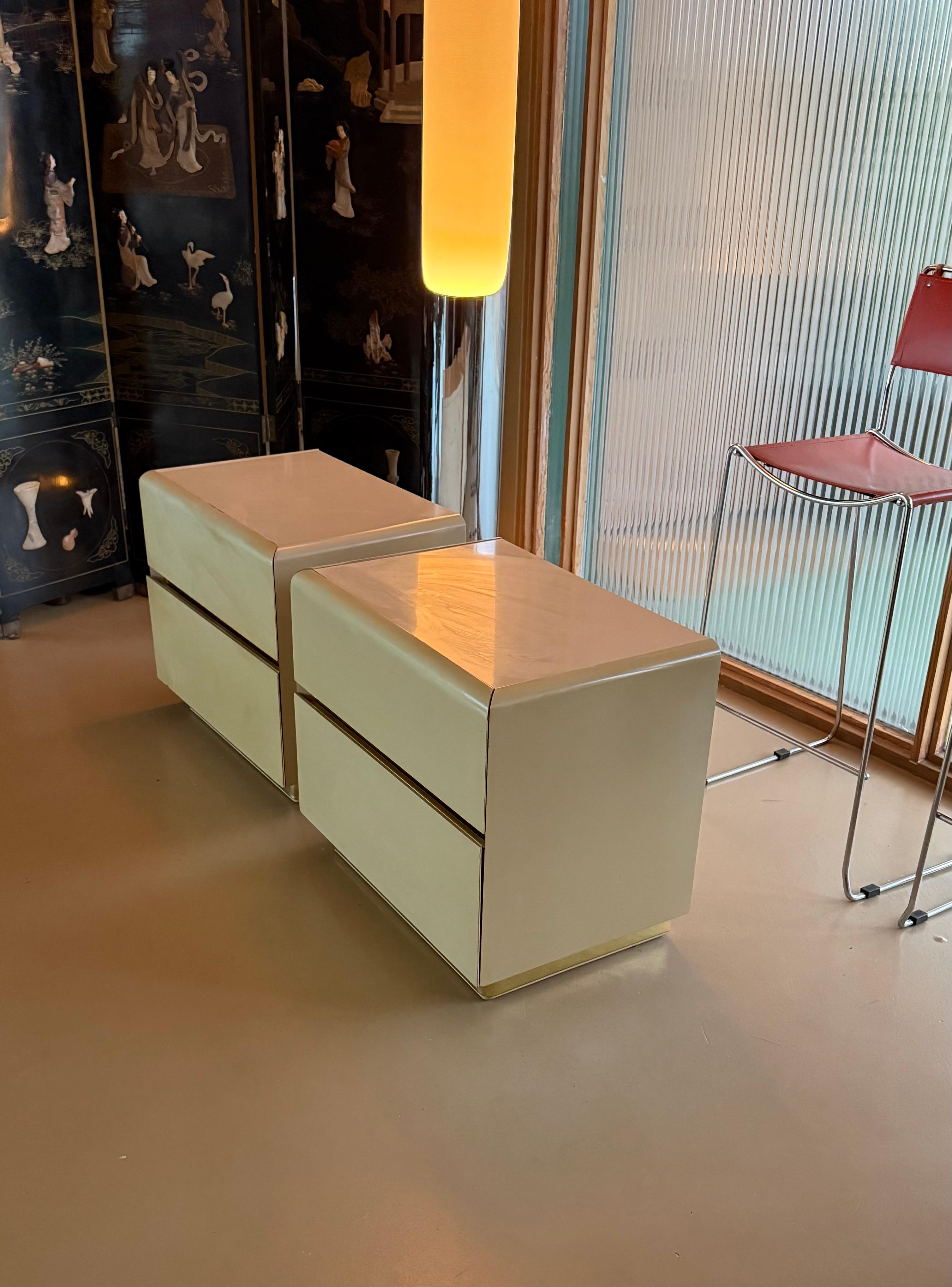 Coppia di comodini laccati color crema di Lane, fine XX secolo in vendita 10